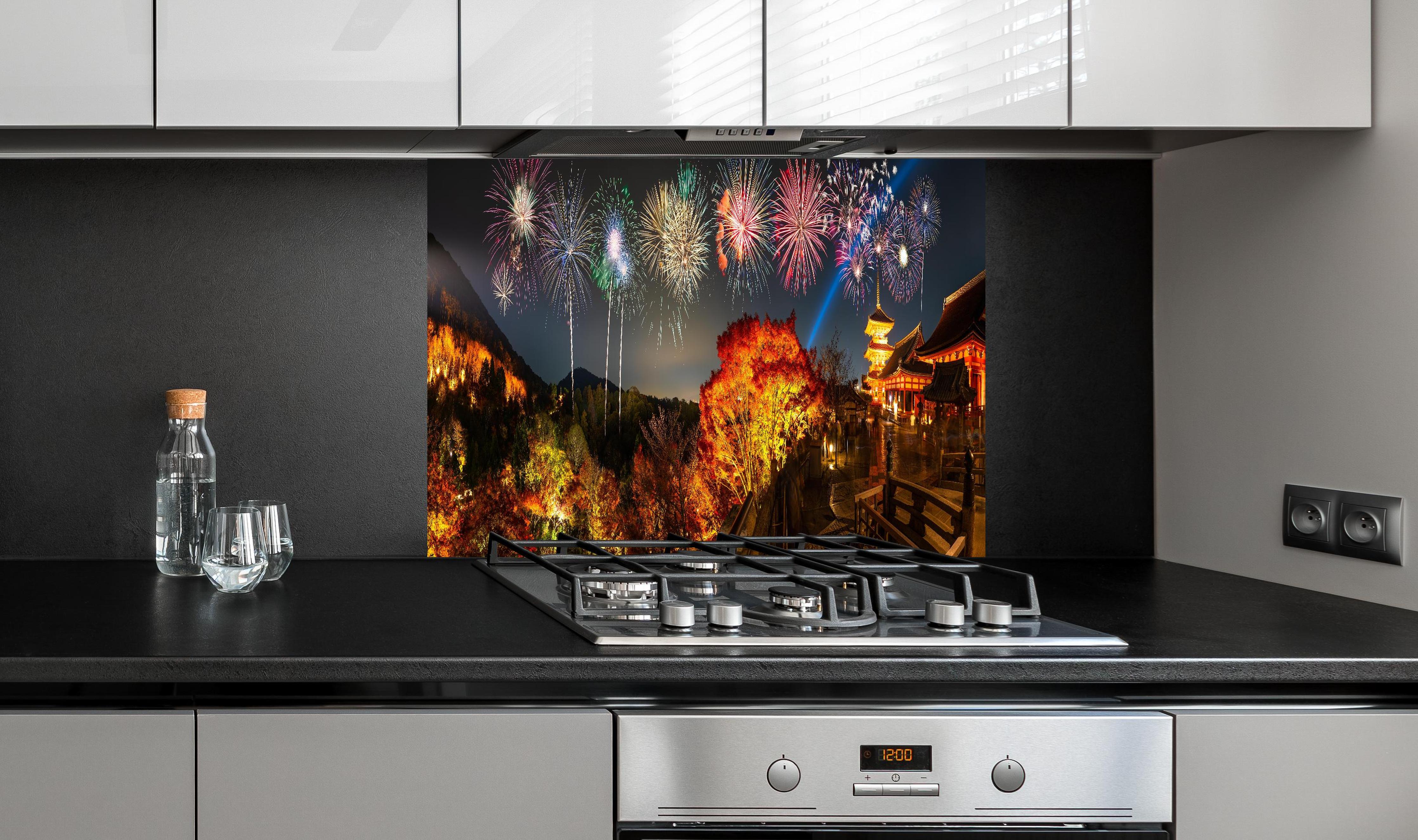 Spritzschutz - Buntes Feuerwerk am Kiyomizu-dera Tempel hinter einem Cerankochfeld zwischen Holz-Kochutensilien
