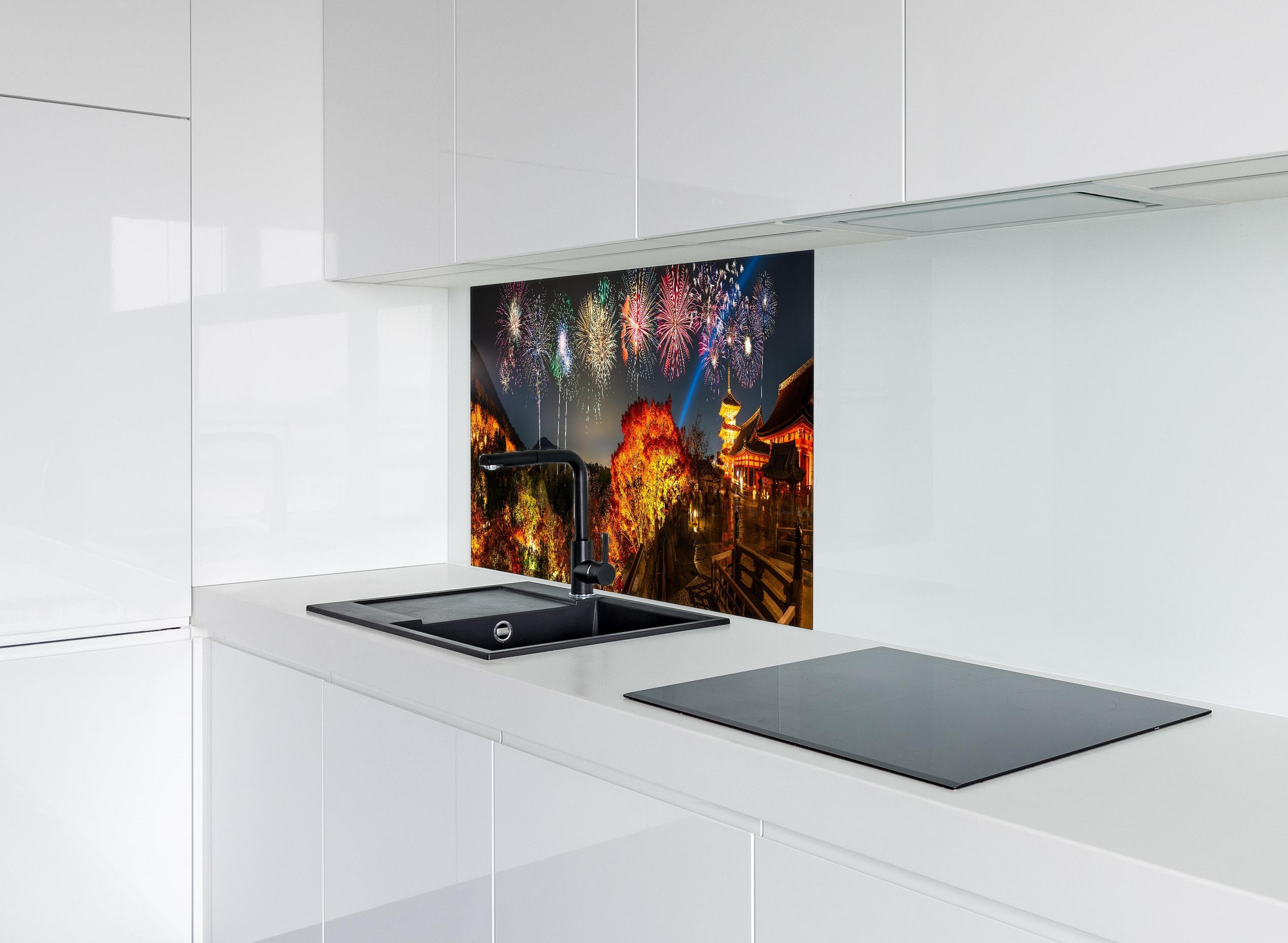 Spritzschutz - Buntes Feuerwerk am Kiyomizu-dera Tempel hinter einem Cerankochfeld zwischen Holz-Kochutensilien
