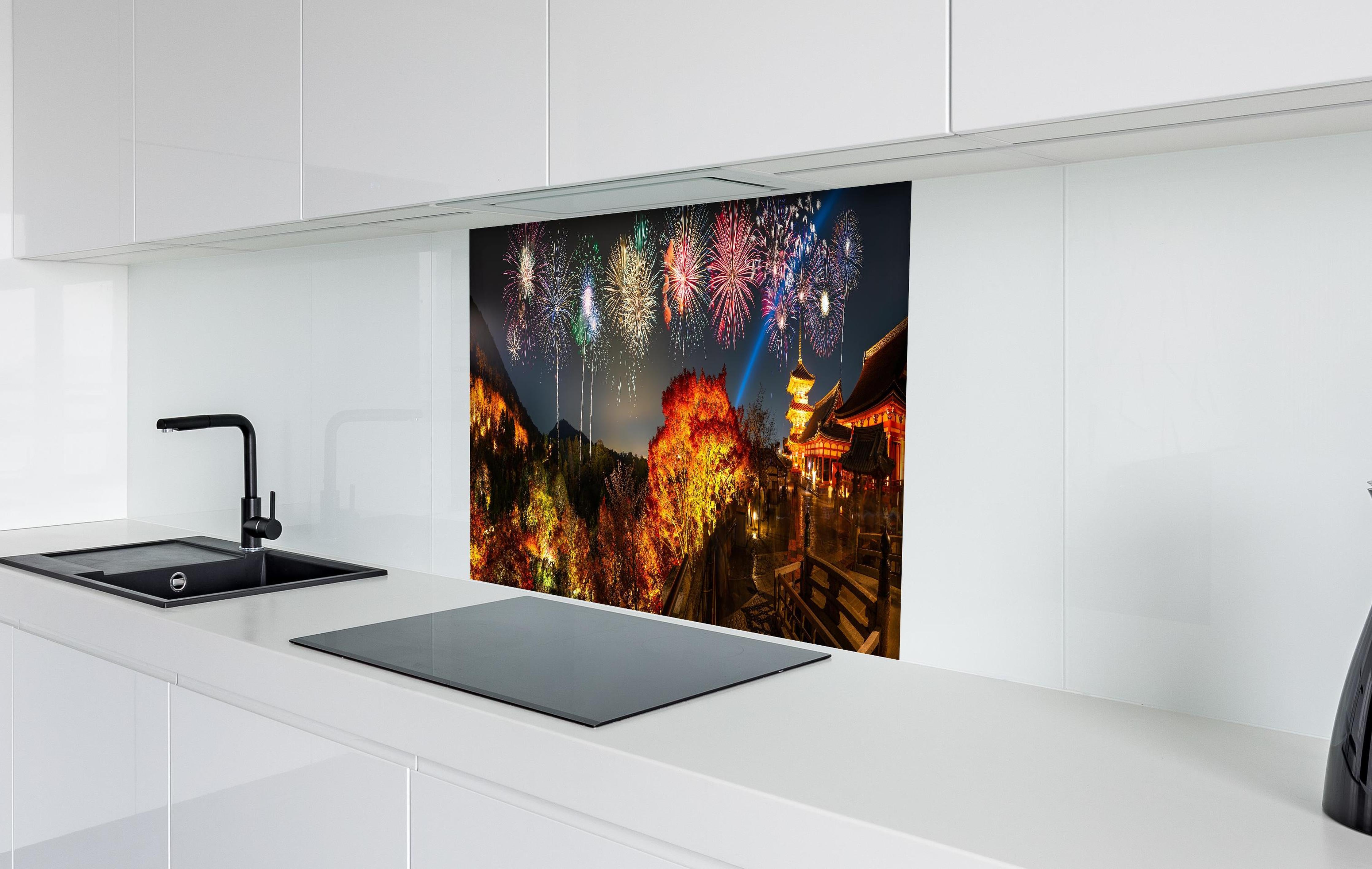 Spritzschutz - Buntes Feuerwerk am Kiyomizu-dera Tempel hinter einem Cerankochfeld zwischen Holz-Kochutensilien
