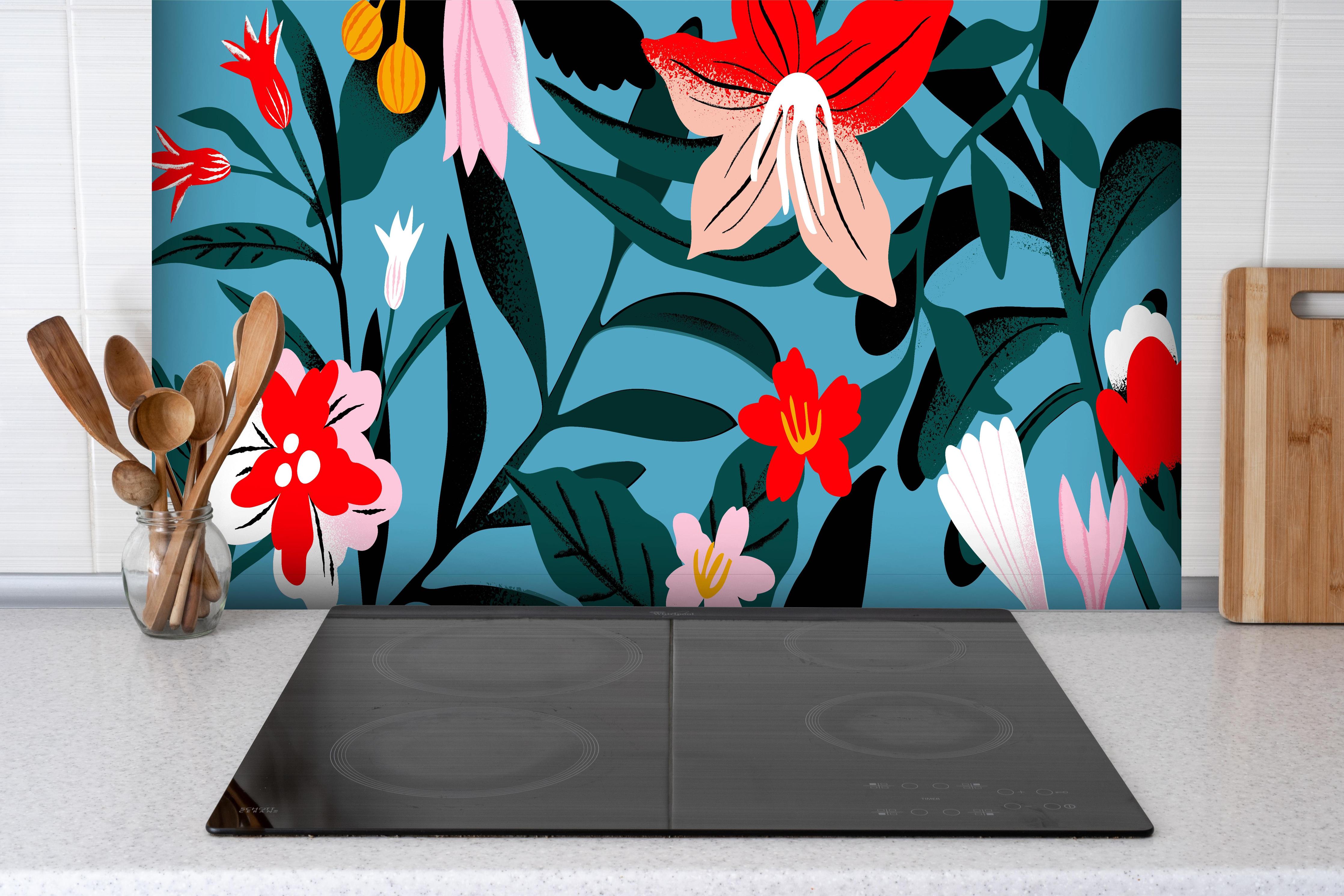 Spritzschutz - Buntes Florales Muster auf Blauem Hintergrund hinter einem Cerankochfeld zwischen Holz-Kochutensilien
