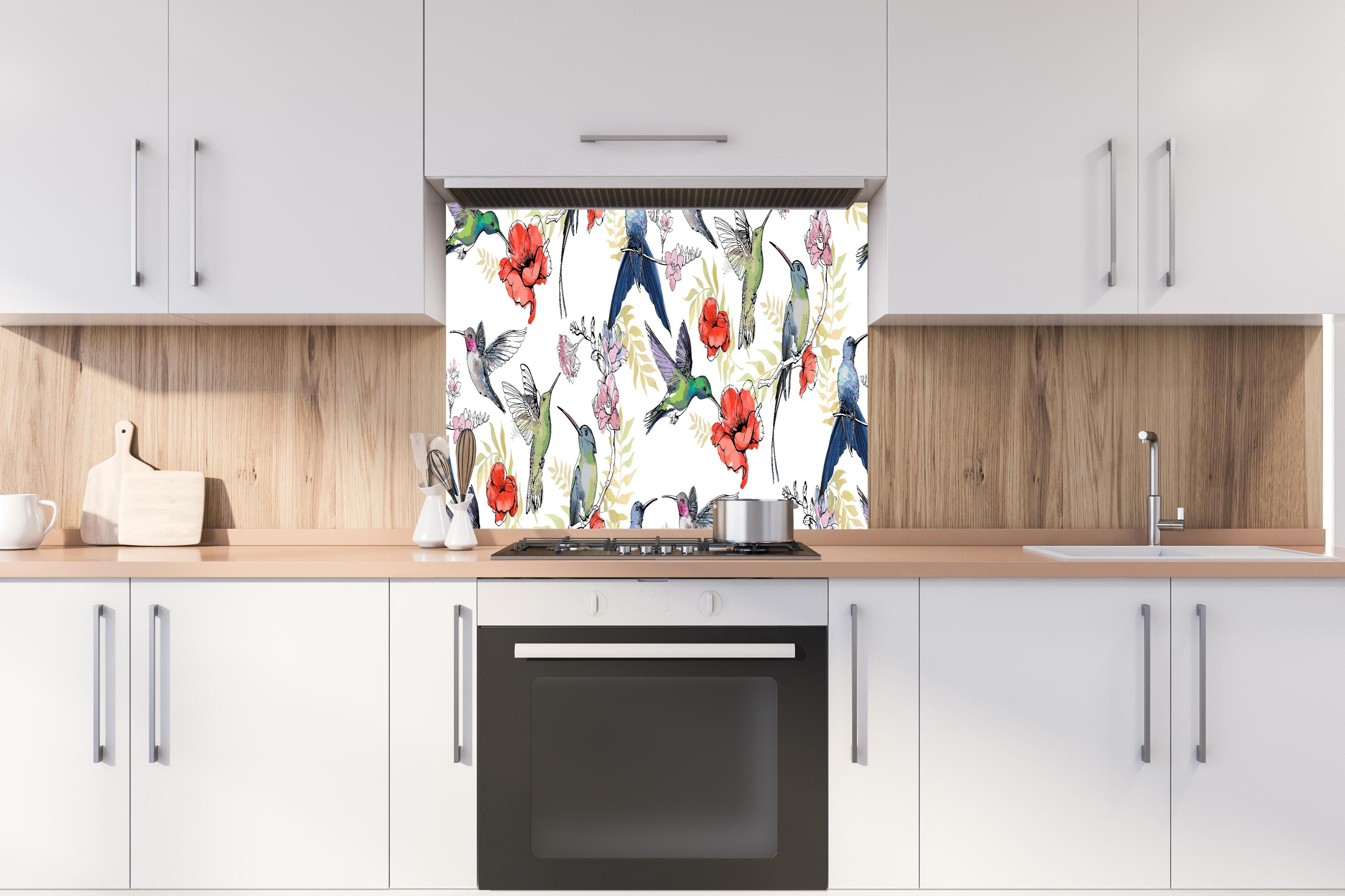 Spritzschutz - Buntes Kolibri Blumen Muster Tapete hinter einem Cerankochfeld zwischen Holz-Kochutensilien
