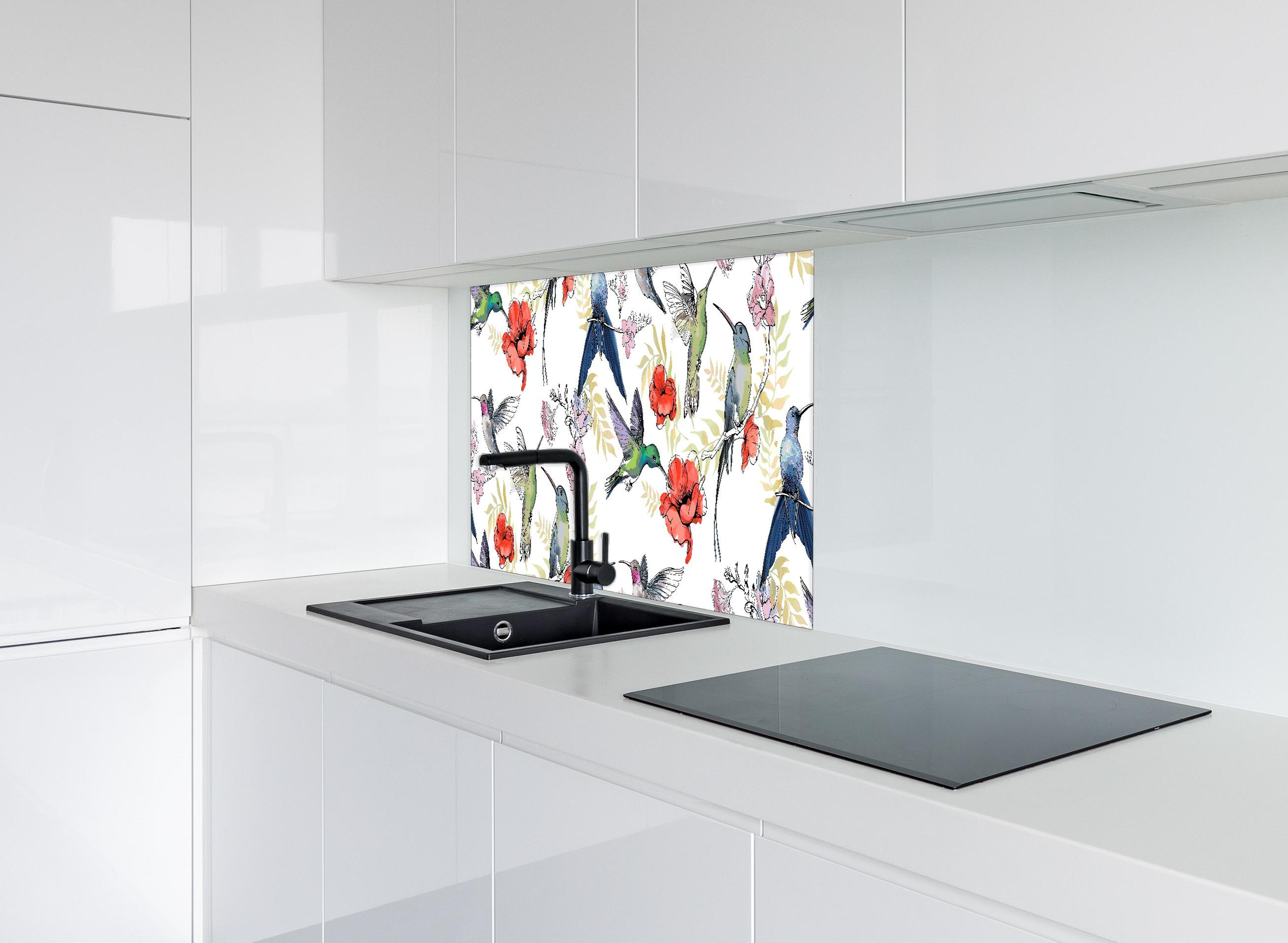 Spritzschutz - Buntes Kolibri Blumen Muster Tapete hinter einem Cerankochfeld zwischen Holz-Kochutensilien
