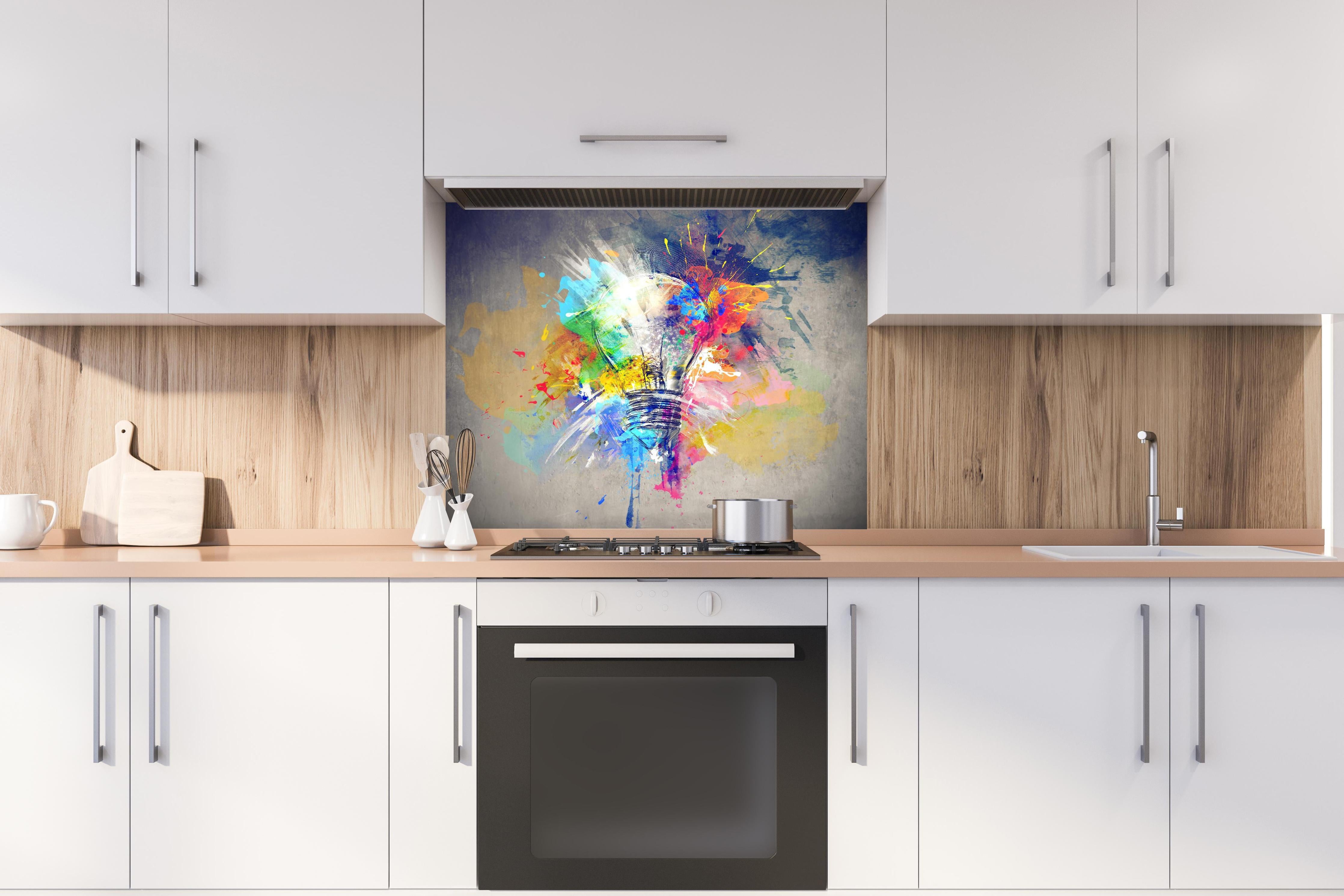 Spritzschutz - Buntes Licht hinter einem Cerankochfeld zwischen Holz-Kochutensilien

