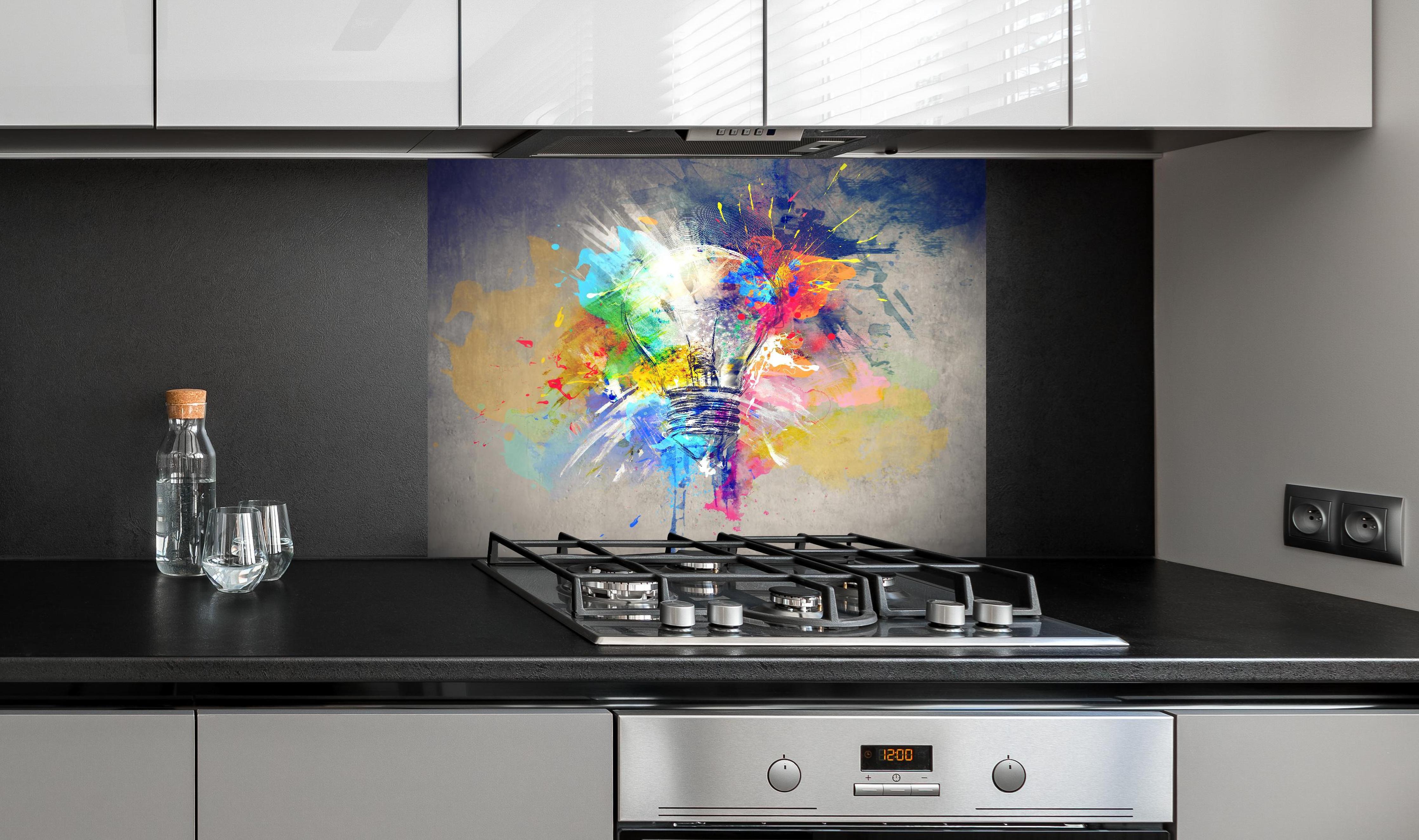 Spritzschutz - Buntes Licht hinter einem Cerankochfeld zwischen Holz-Kochutensilien
