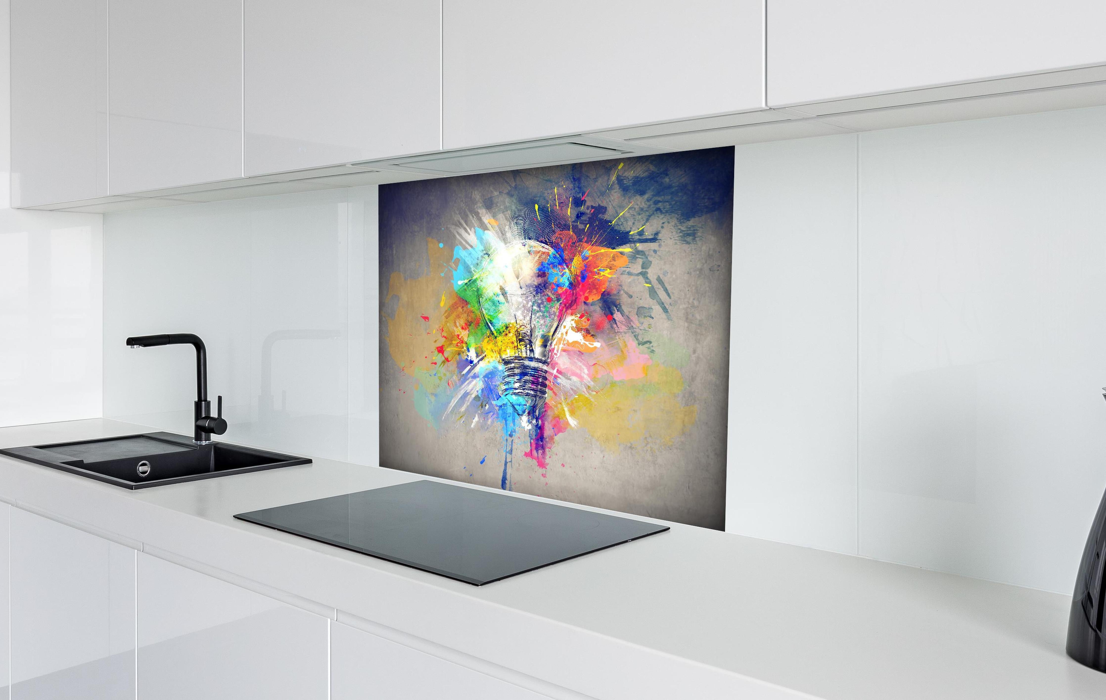 Spritzschutz - Buntes Licht hinter einem Cerankochfeld zwischen Holz-Kochutensilien
