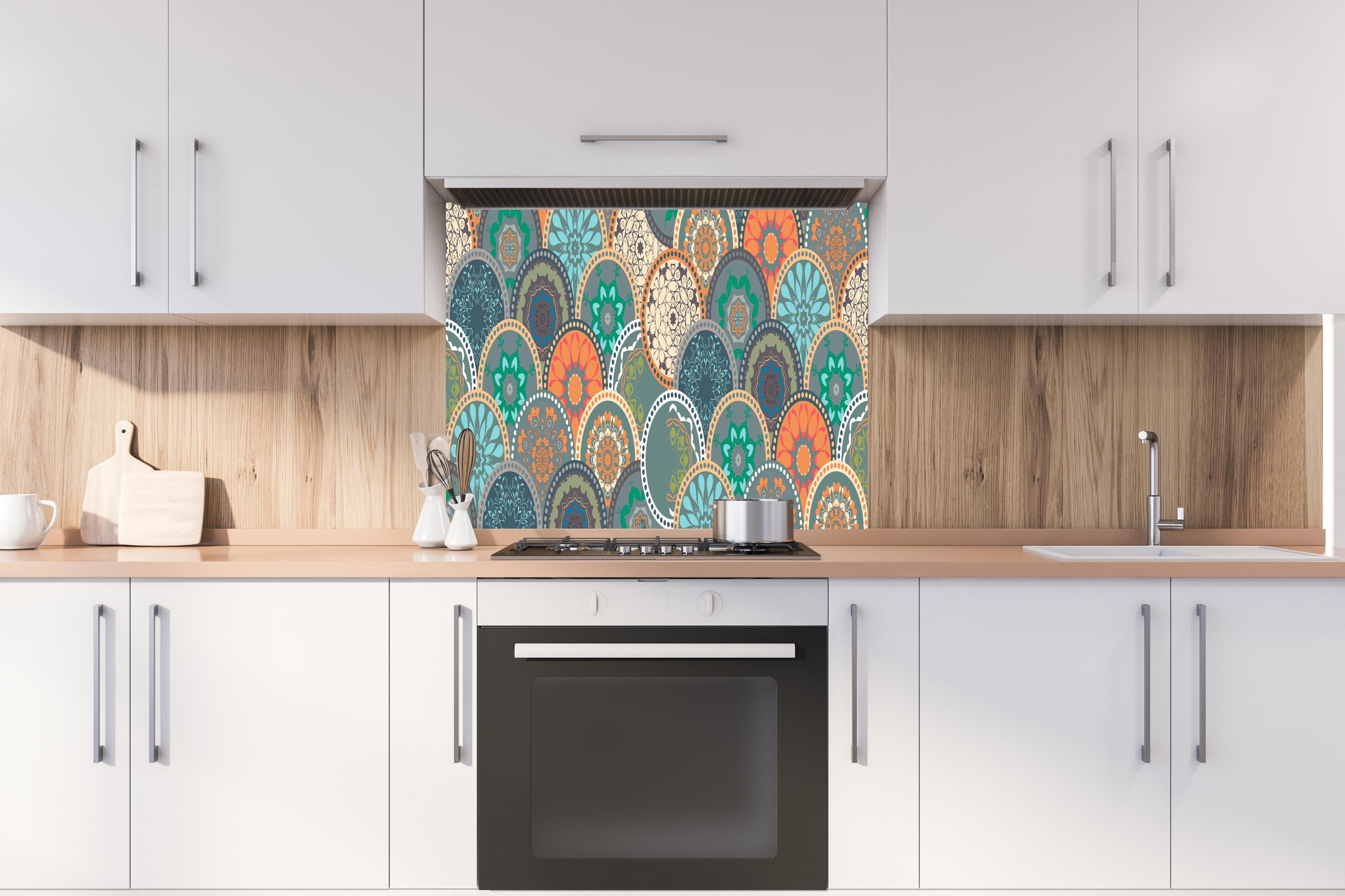 Spritzschutz - Buntes Mandala-Design mit floralen Mustern hinter einem Cerankochfeld zwischen Holz-Kochutensilien
