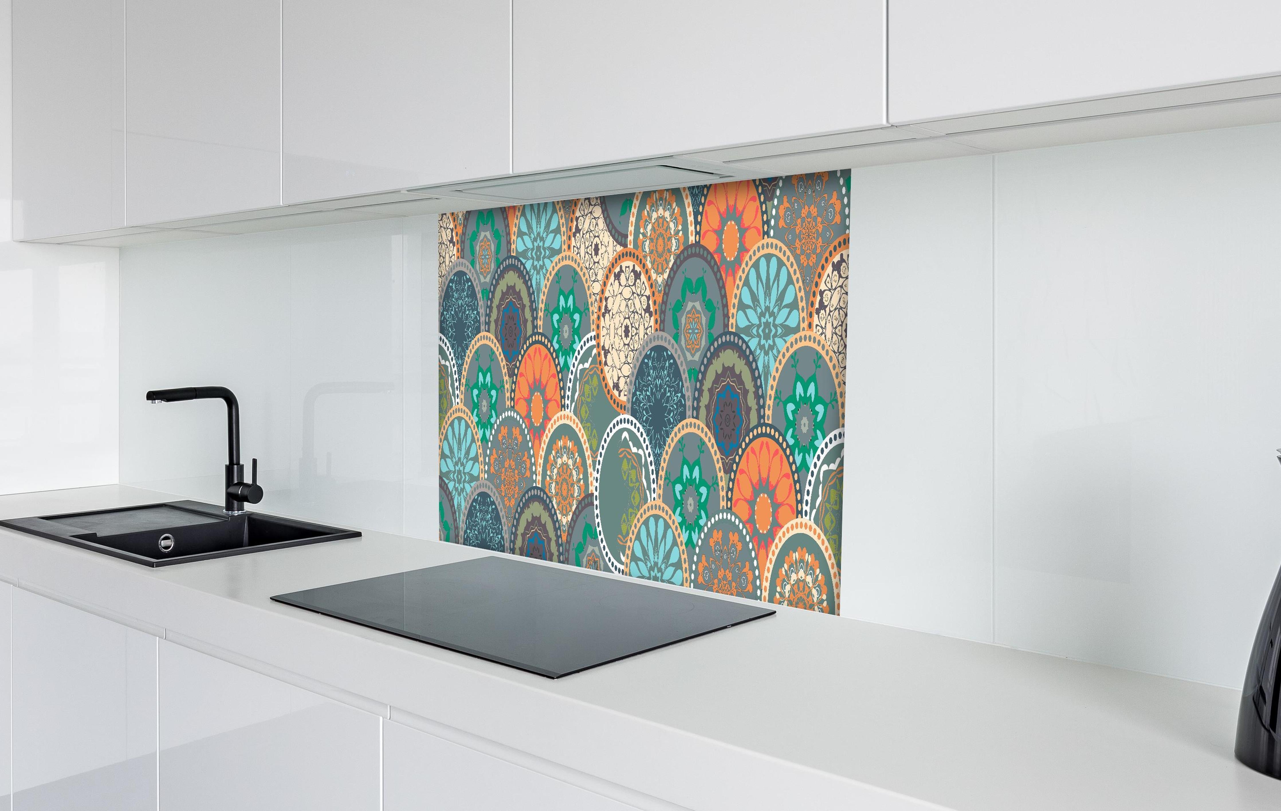 Spritzschutz - Buntes Mandala-Design mit floralen Mustern hinter einem Cerankochfeld zwischen Holz-Kochutensilien
