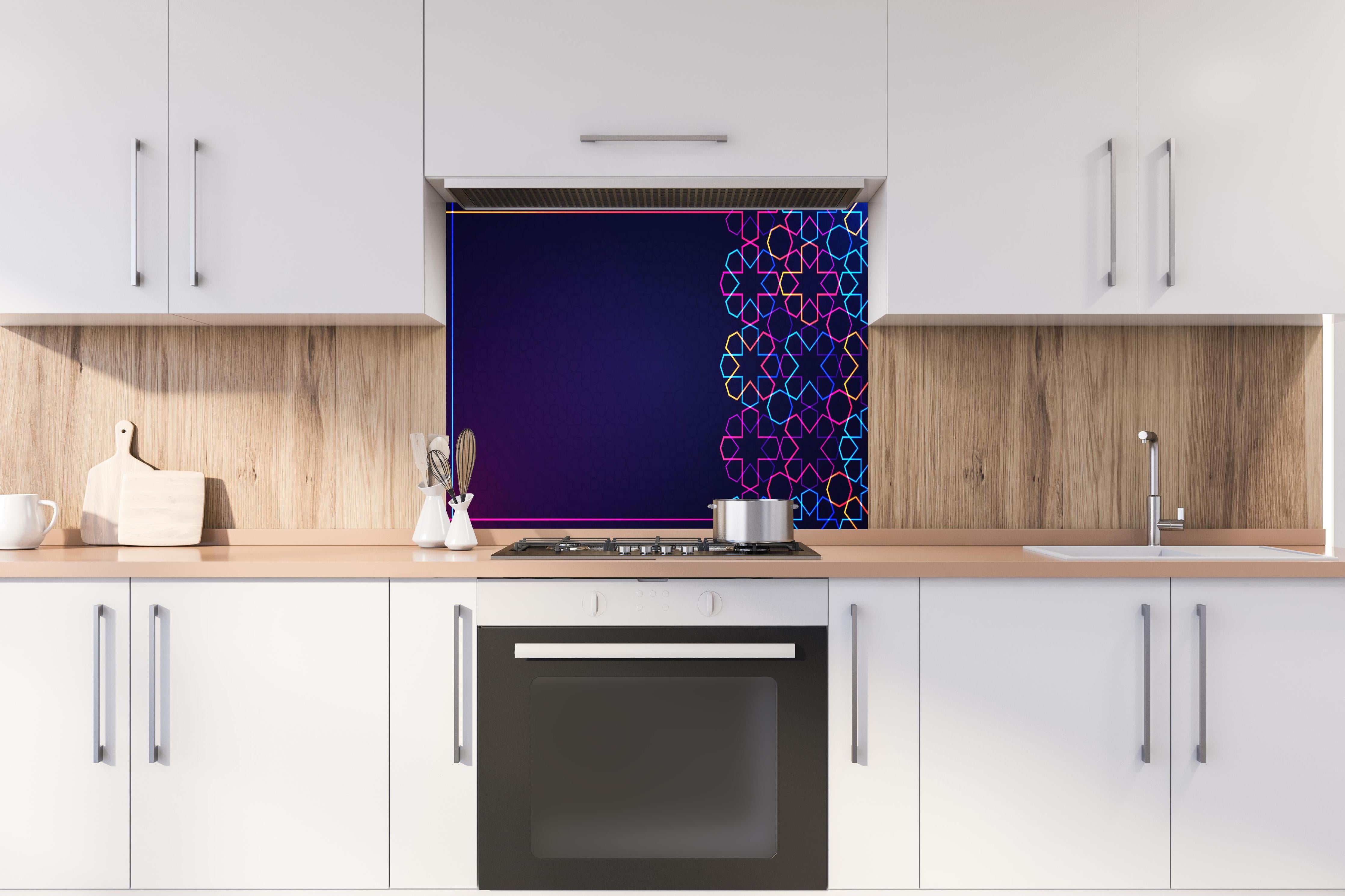Spritzschutz - Buntes Neon Eid Mubarak Design hinter einem Cerankochfeld zwischen Holz-Kochutensilien
