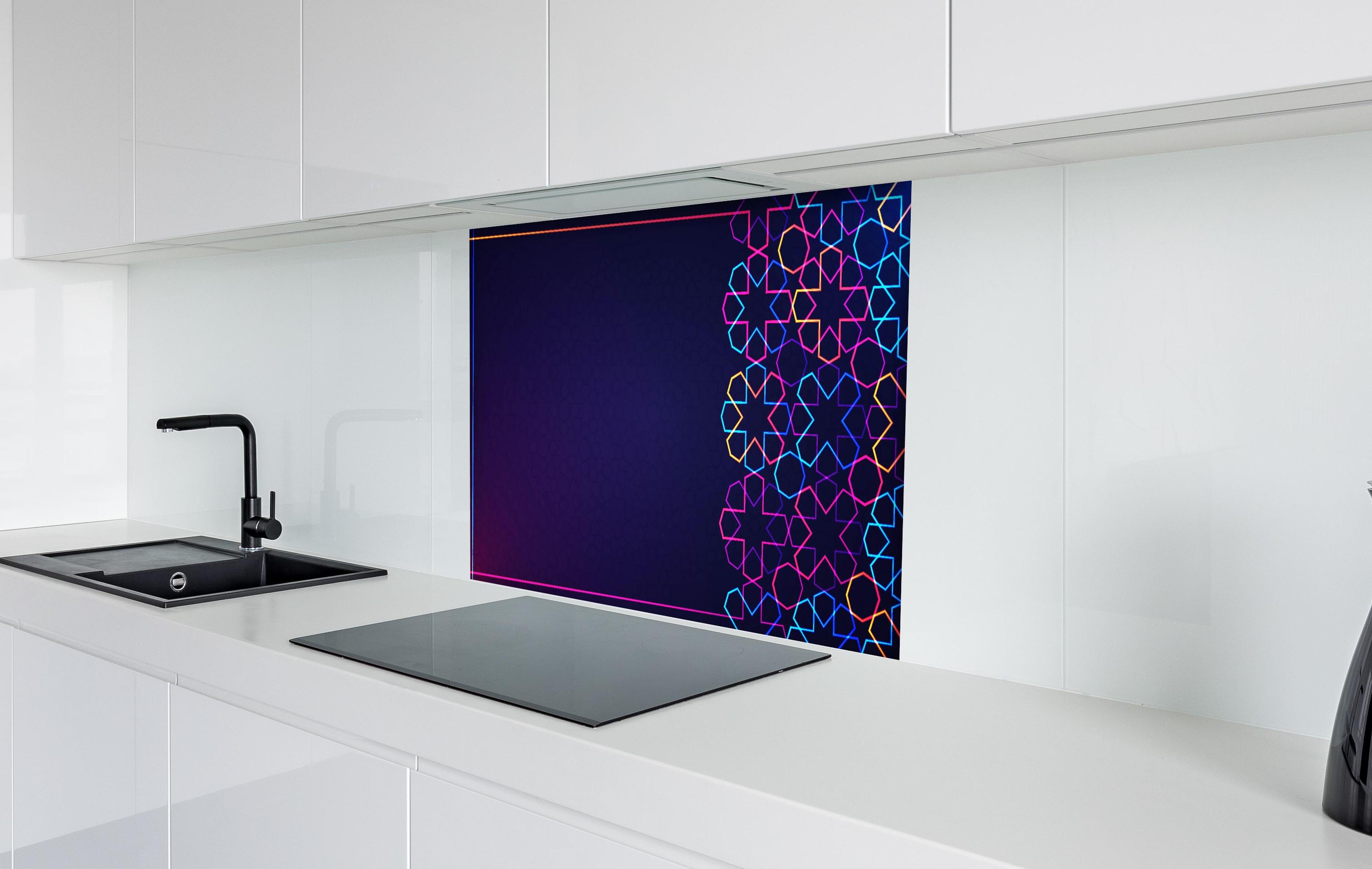 Spritzschutz - Buntes Neon Eid Mubarak Design hinter einem Cerankochfeld zwischen Holz-Kochutensilien
