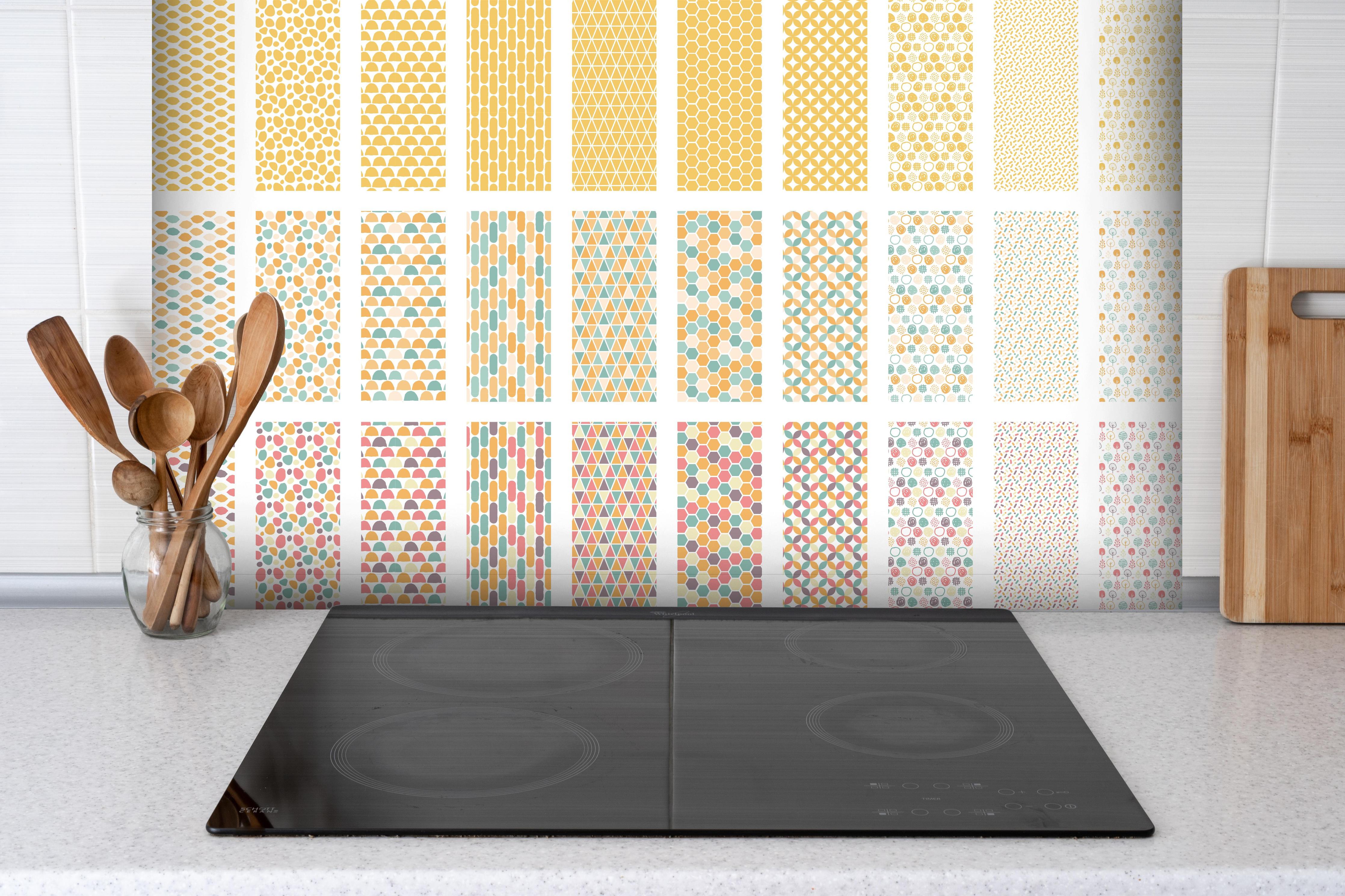 Spritzschutz - Buntes Nordic-Design Seamless Muster-Set hinter einem Cerankochfeld zwischen Holz-Kochutensilien
