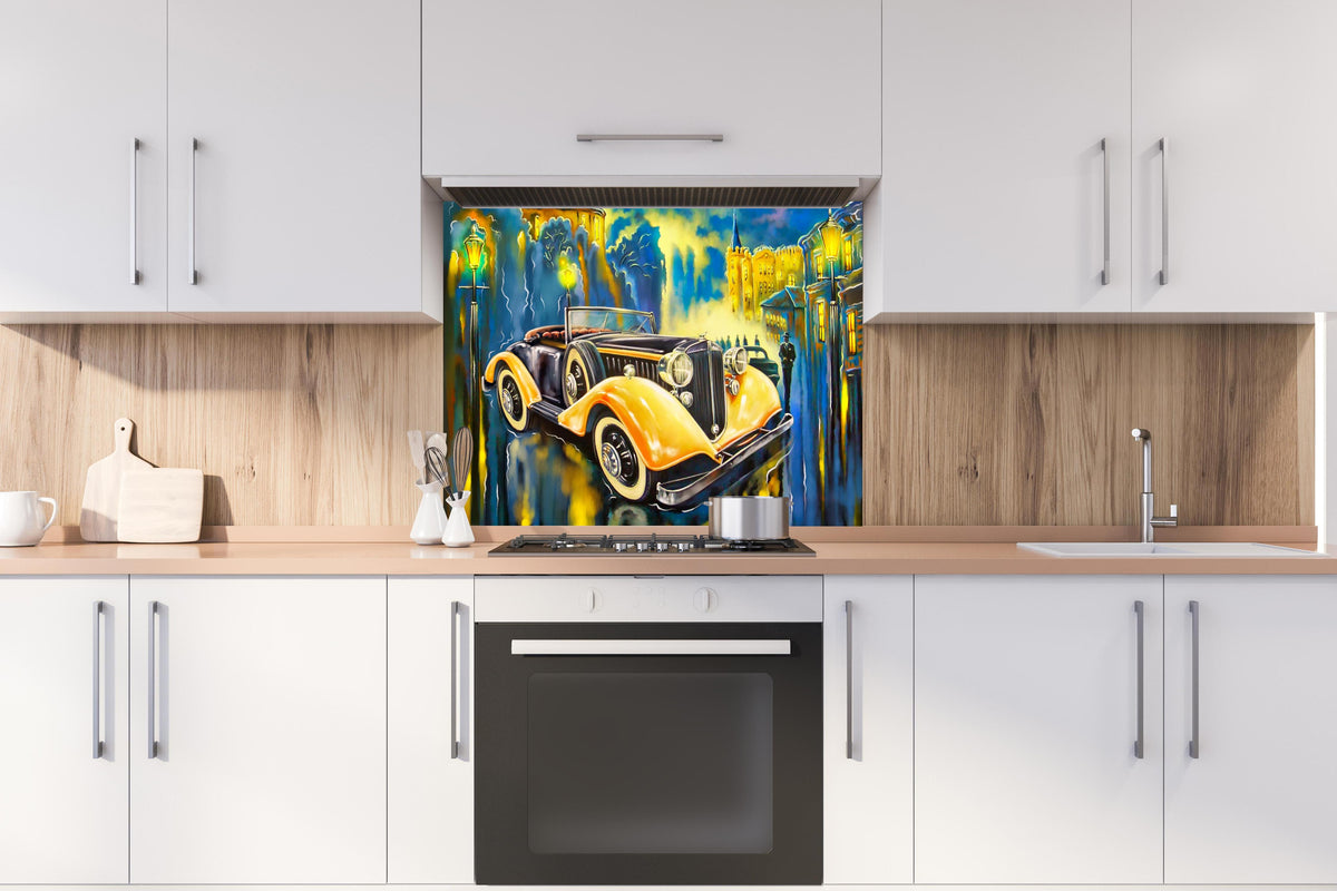 Spritzschutz - Buntes Oldtimer Gemälde Fine Art hinter einem Cerankochfeld zwischen Holz-Kochutensilien
