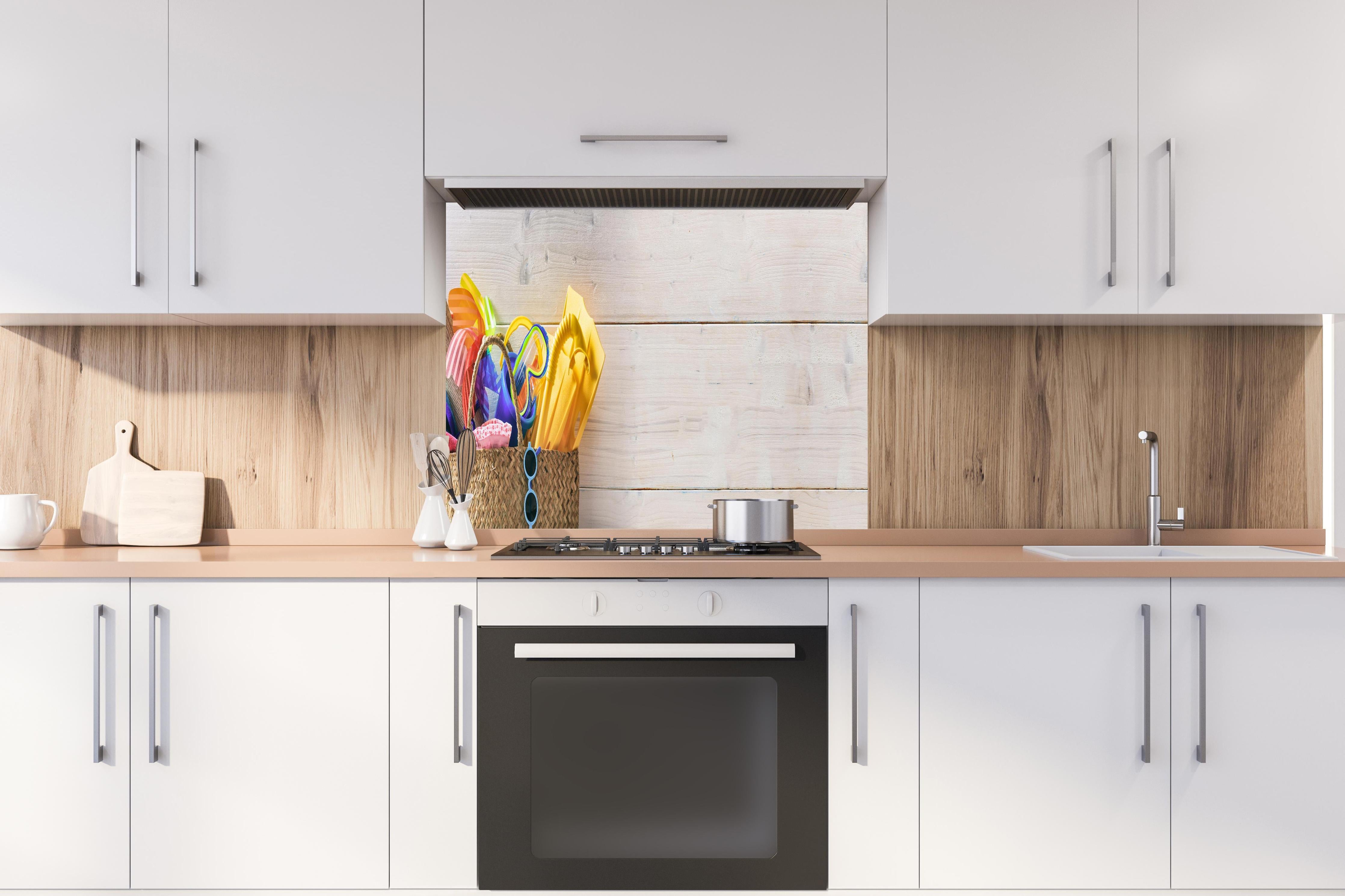 Spritzschutz - Buntes Sommer, Strand & Meer Zubehör hinter einem Cerankochfeld zwischen Holz-Kochutensilien
