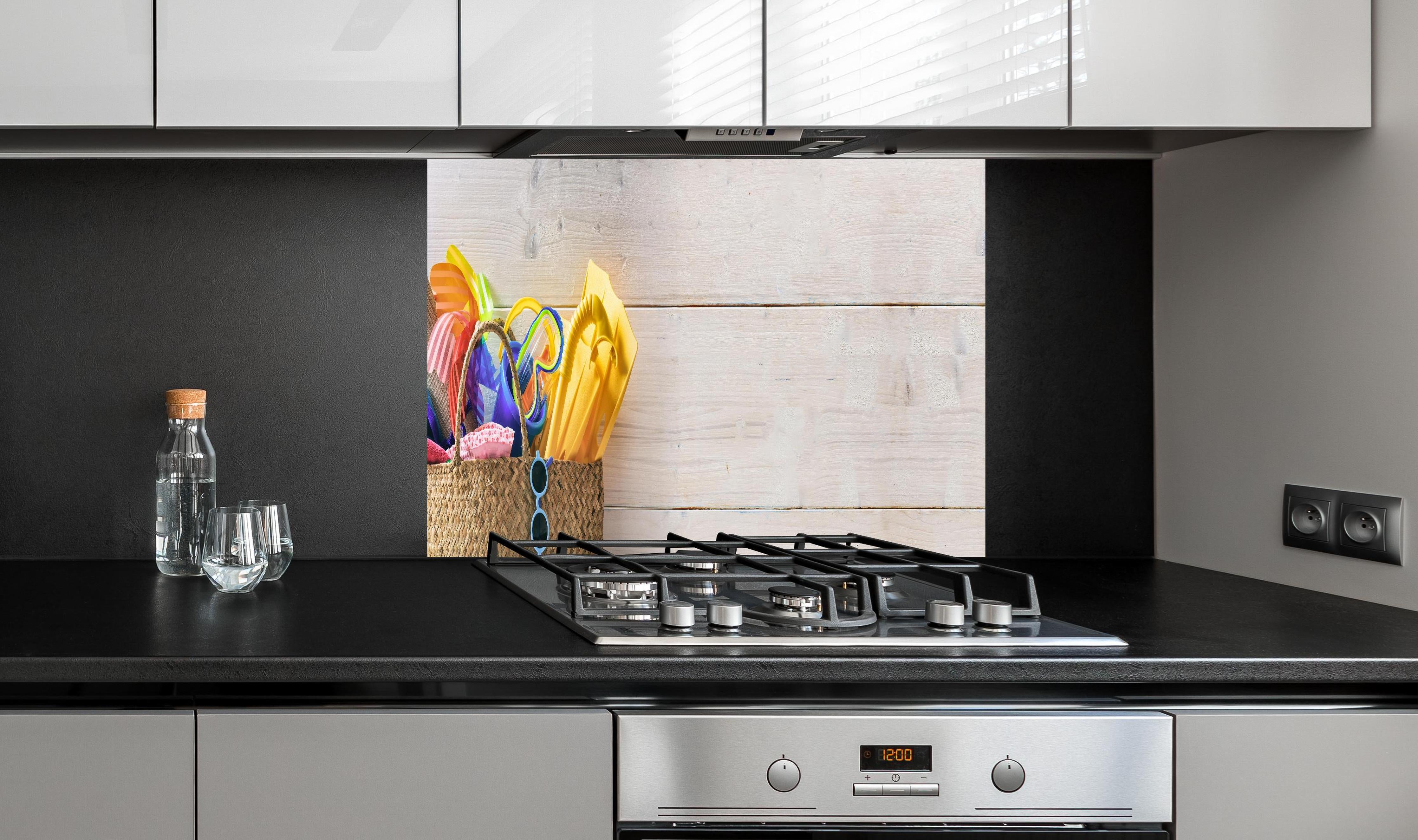 Spritzschutz - Buntes Sommer, Strand & Meer Zubehör hinter einem Cerankochfeld zwischen Holz-Kochutensilien
