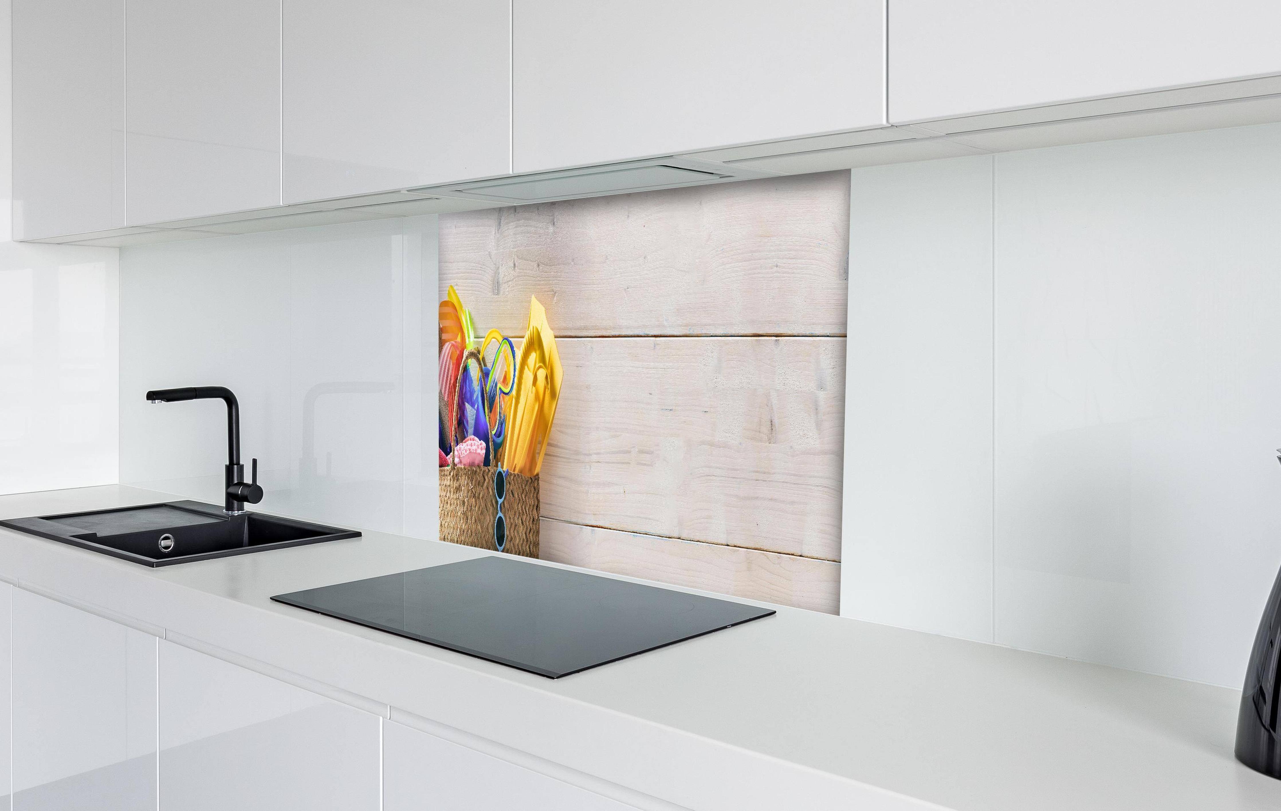 Spritzschutz - Buntes Sommer, Strand & Meer Zubehör hinter einem Cerankochfeld zwischen Holz-Kochutensilien
