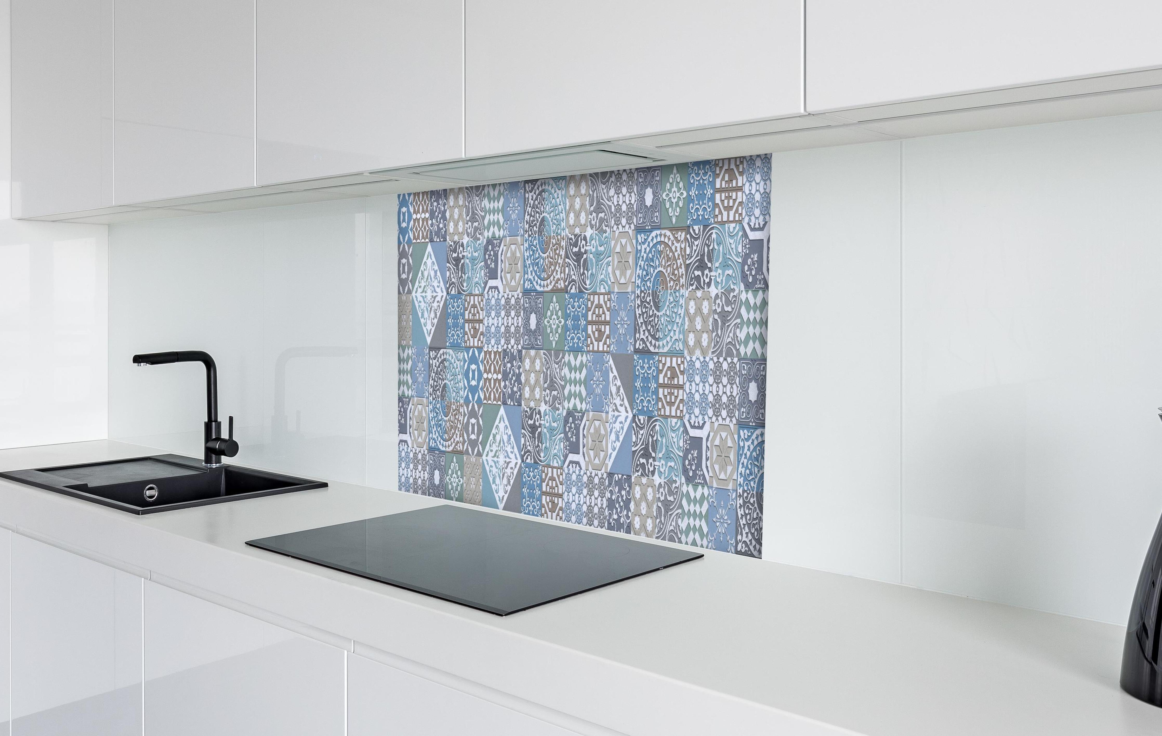 Spritzschutz - Buntes portugiesisches Mosaik hinter einem Cerankochfeld zwischen Holz-Kochutensilien
