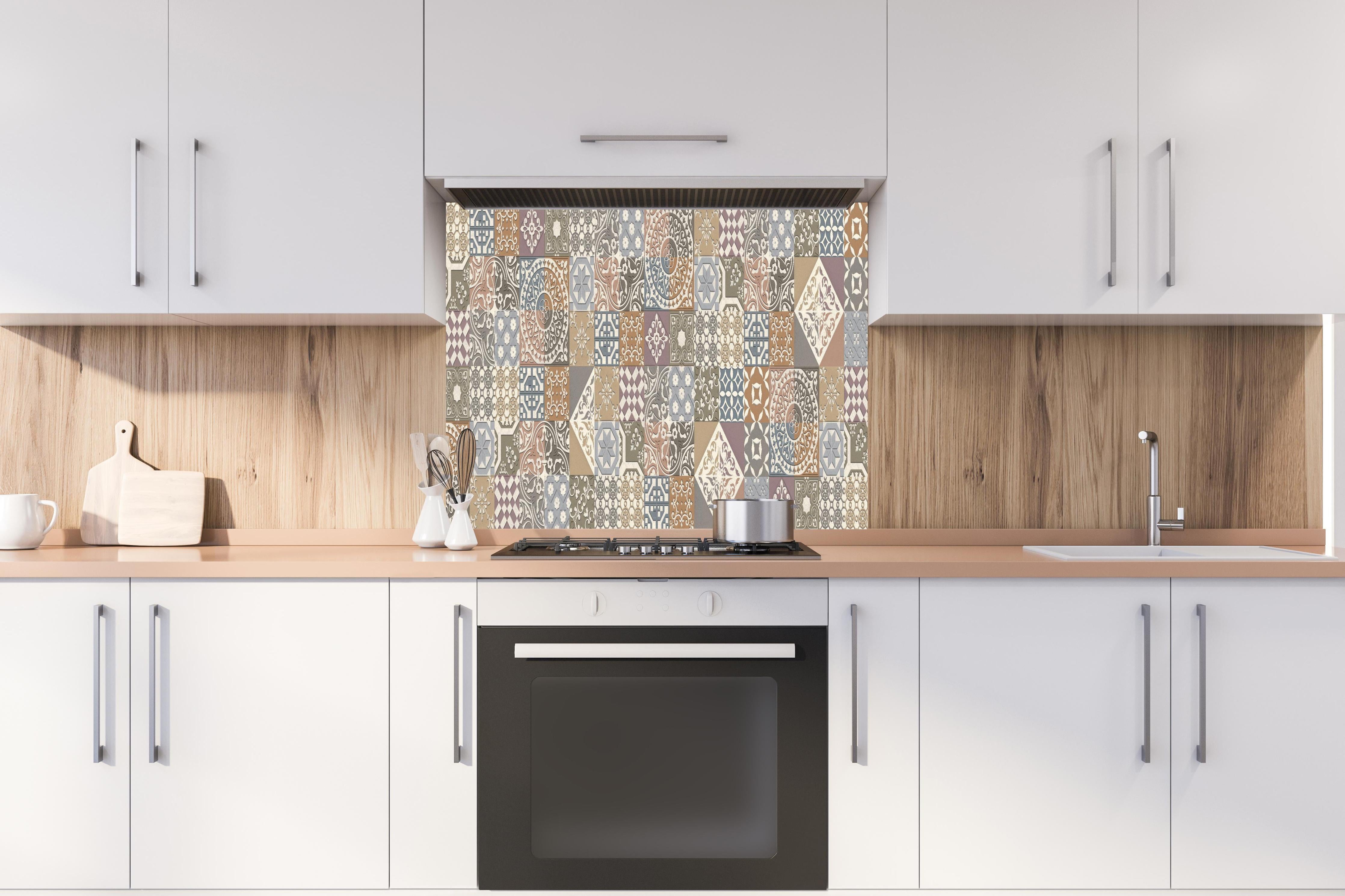 Spritzschutz - Buntes portugiesisches Mosaik hinter einem Cerankochfeld zwischen Holz-Kochutensilien
