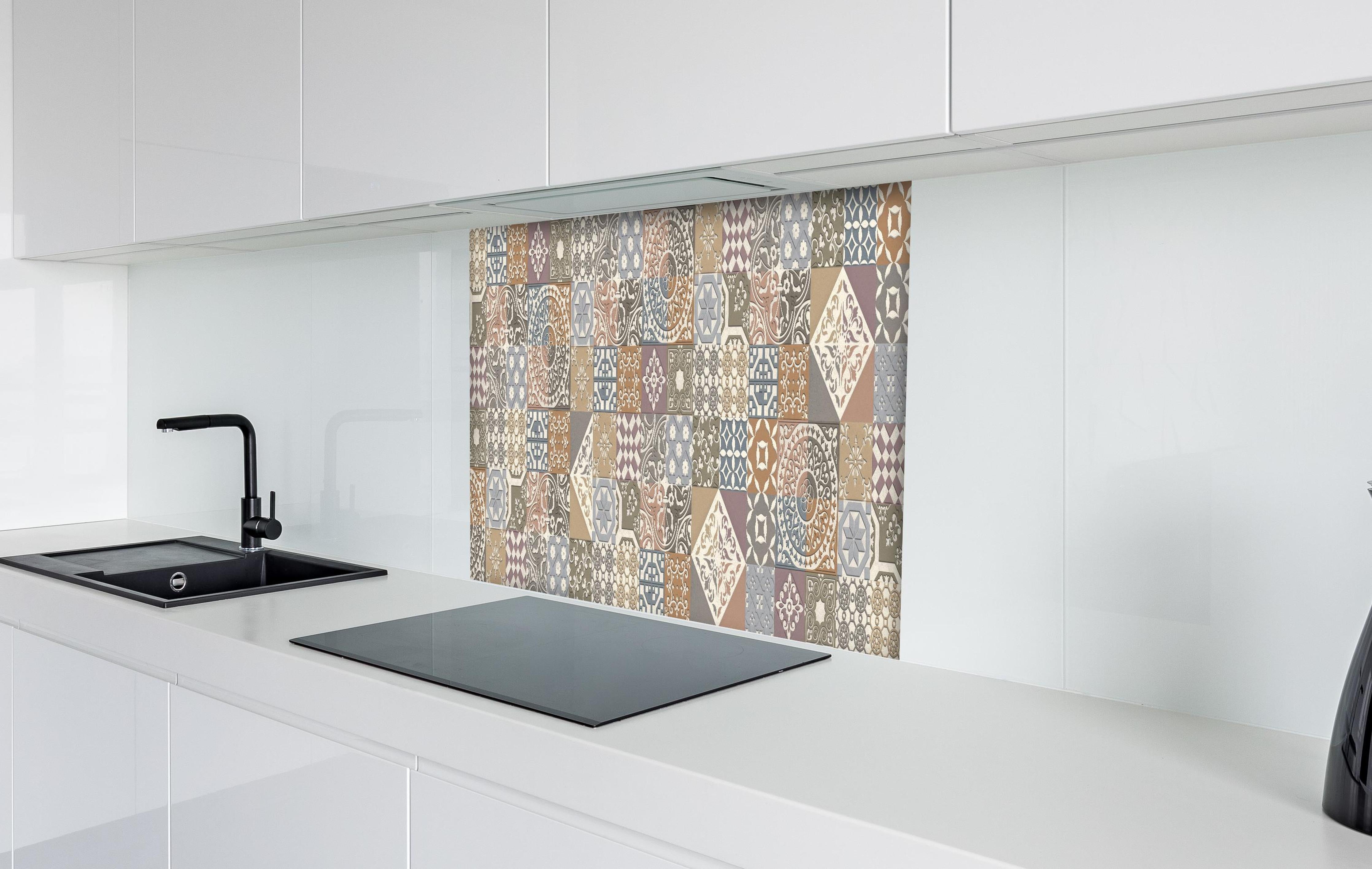 Spritzschutz - Buntes portugiesisches Mosaik hinter einem Cerankochfeld zwischen Holz-Kochutensilien
