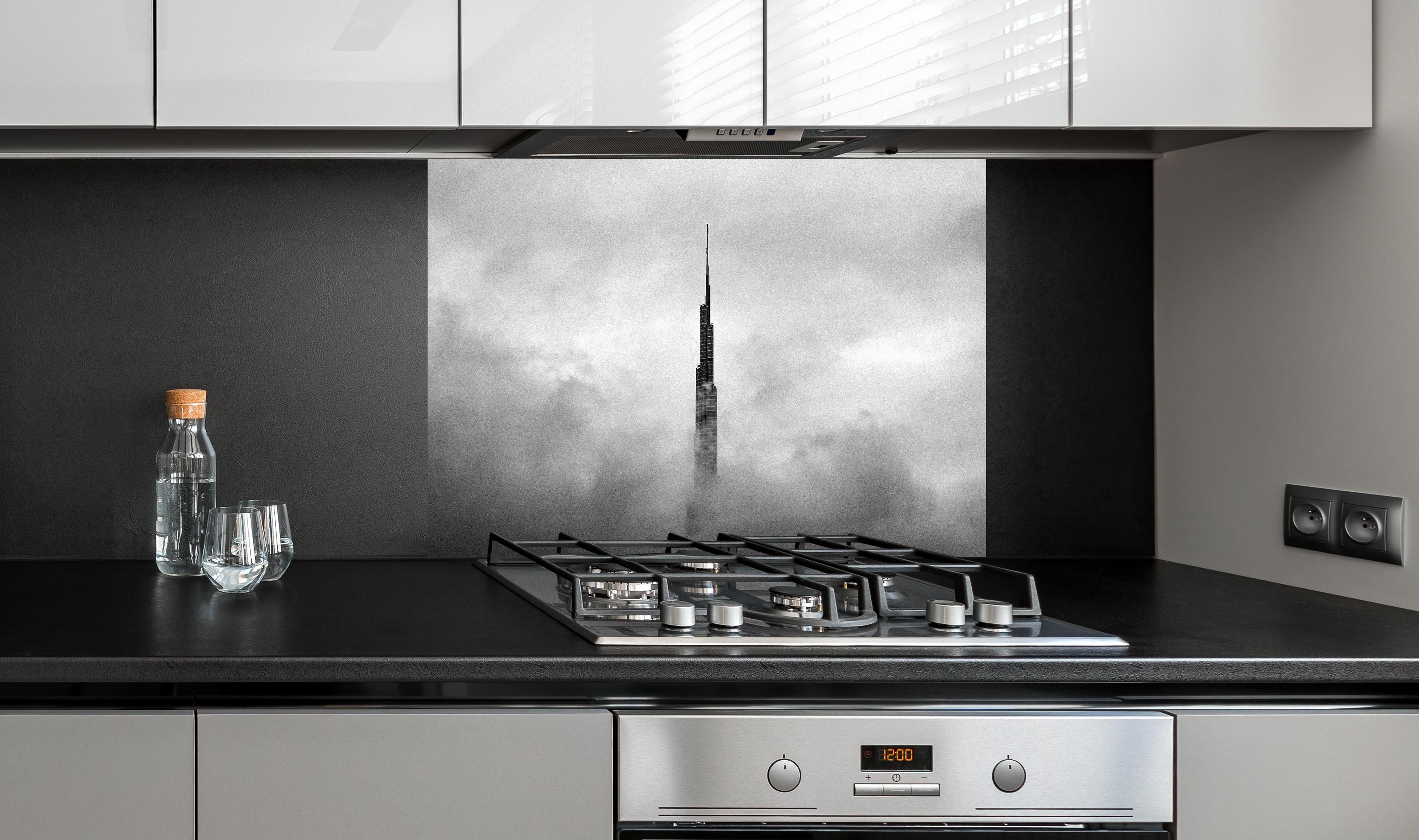 Spritzschutz - Burj Khalifa - Dubai hinter einem Cerankochfeld zwischen Holz-Kochutensilien
