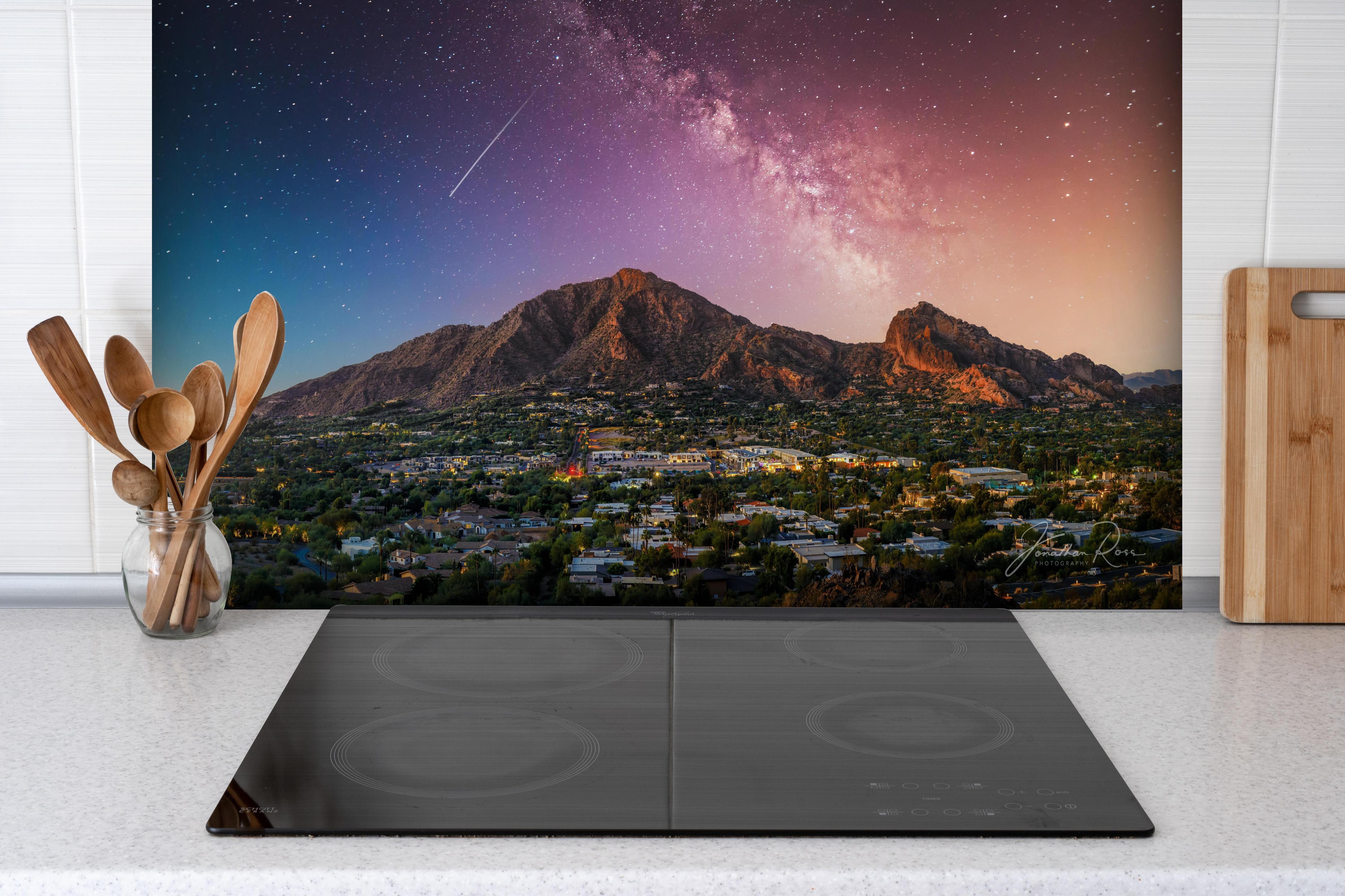 Spritzschutz - Camelback Mountain in Phoenix Arizona hinter einem Cerankochfeld zwischen Holz-Kochutensilien
