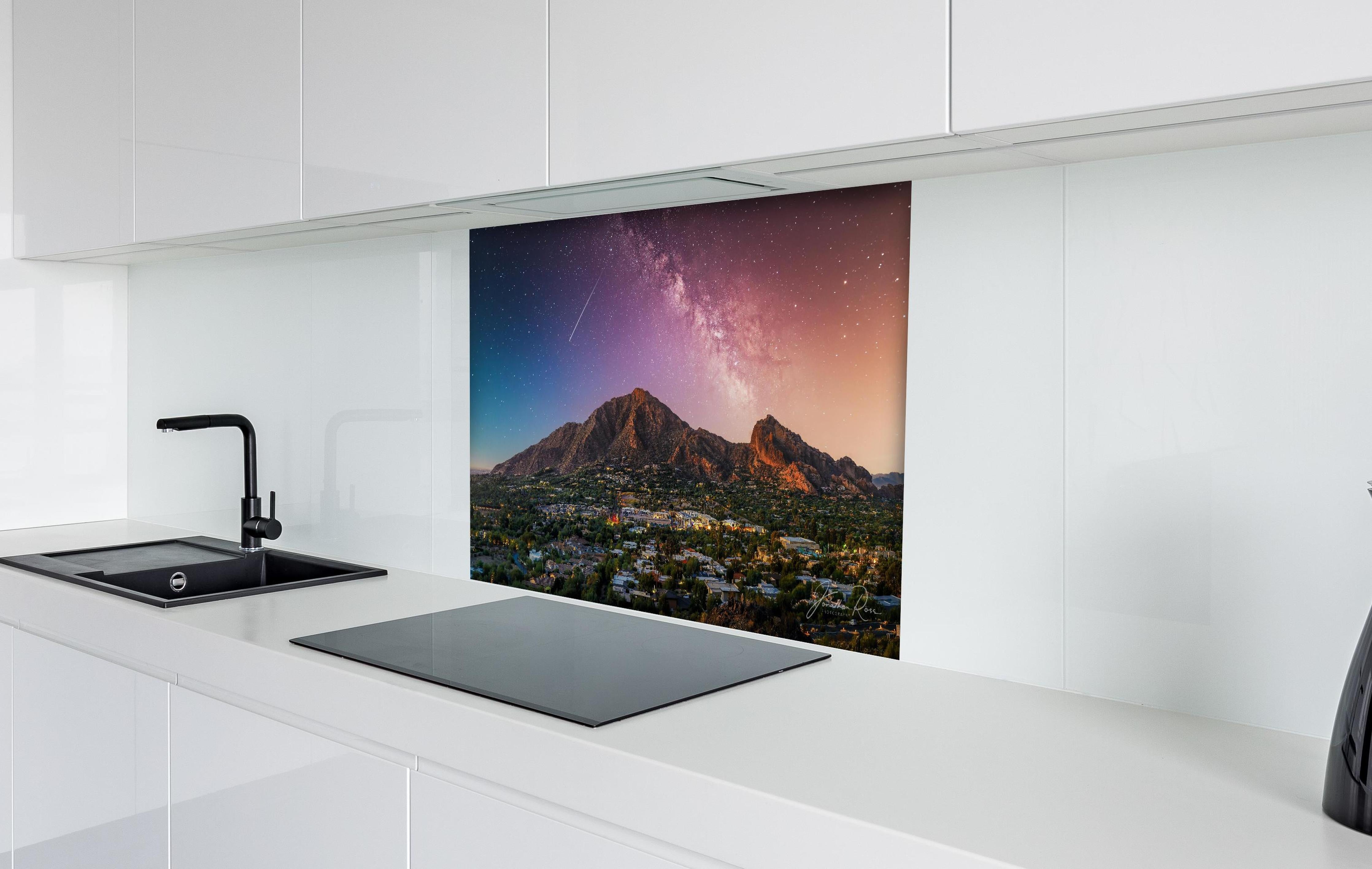 Spritzschutz - Camelback Mountain in Phoenix Arizona hinter einem Cerankochfeld zwischen Holz-Kochutensilien
