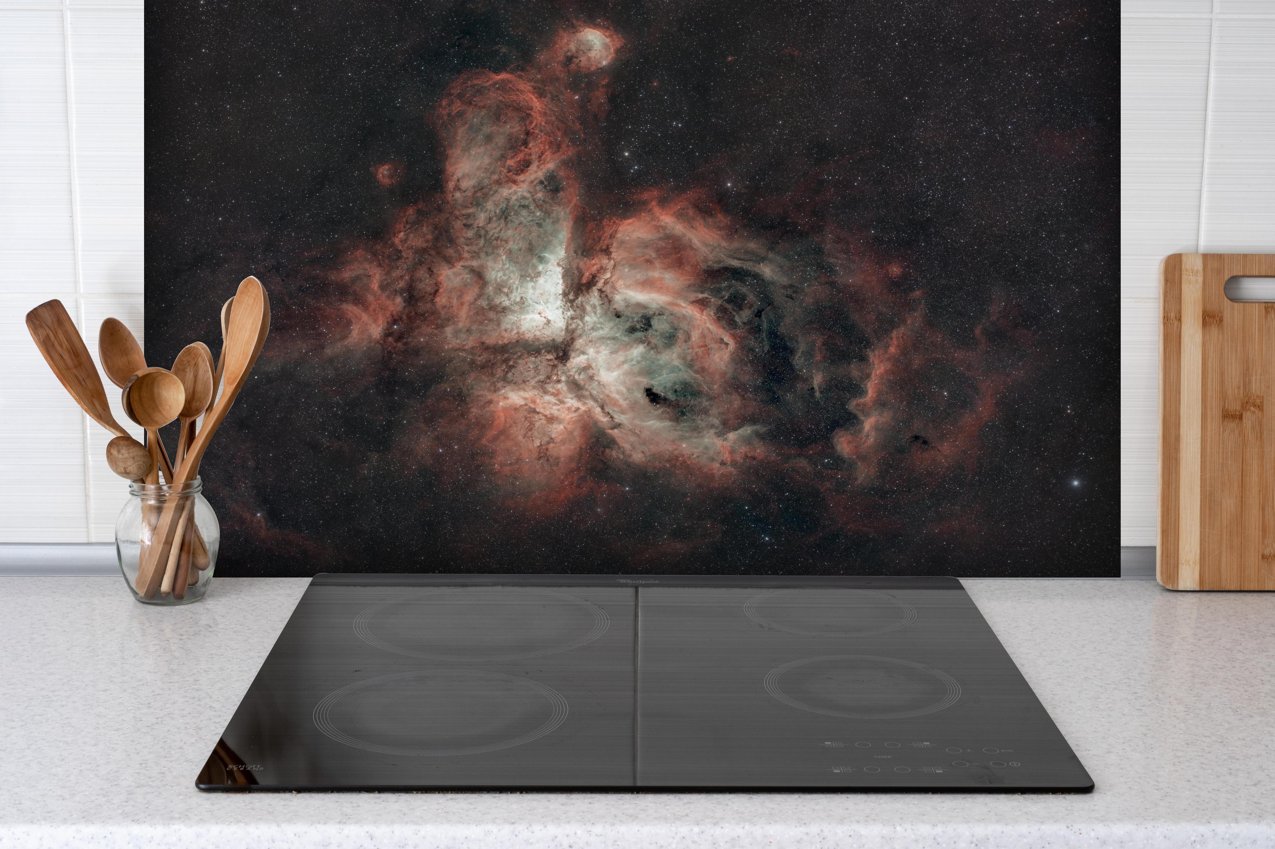 Spritzschutz - Carinanebel - Sternenbild hinter einem Cerankochfeld zwischen Holz-Kochutensilien
