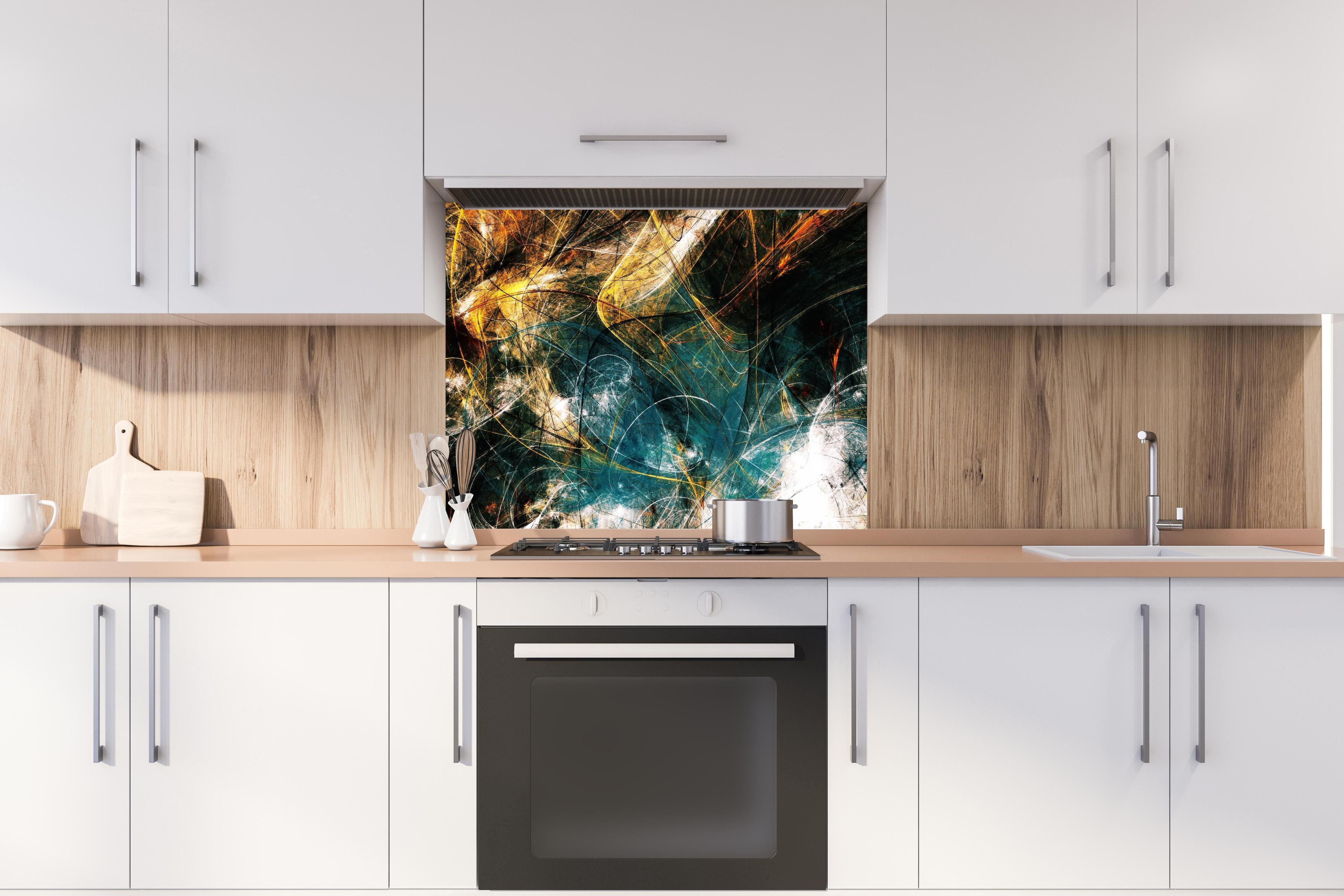 Spritzschutz - Chaotische 3D- Illustration hinter einem Cerankochfeld zwischen Holz-Kochutensilien
