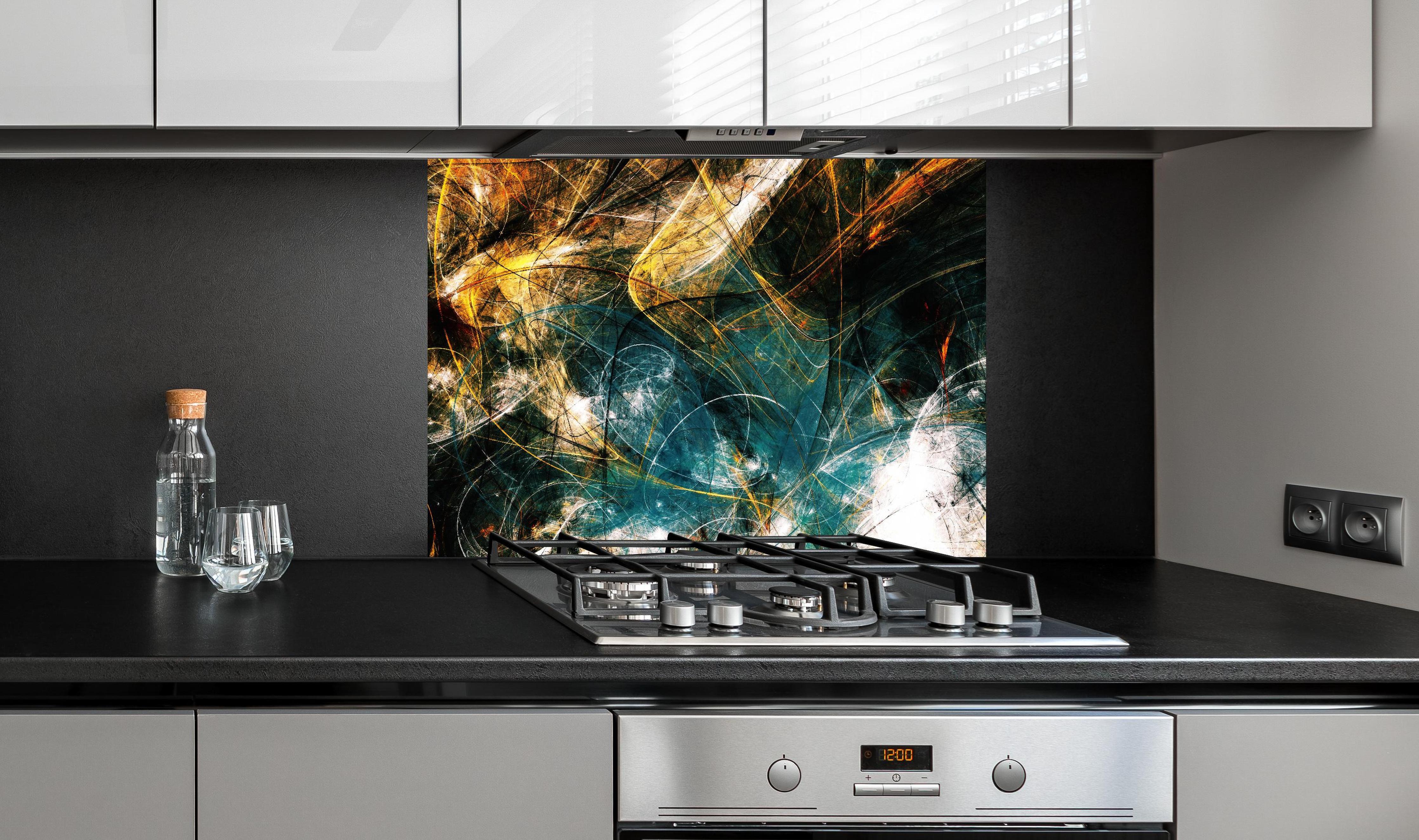 Spritzschutz - Chaotische 3D- Illustration hinter einem Cerankochfeld zwischen Holz-Kochutensilien
