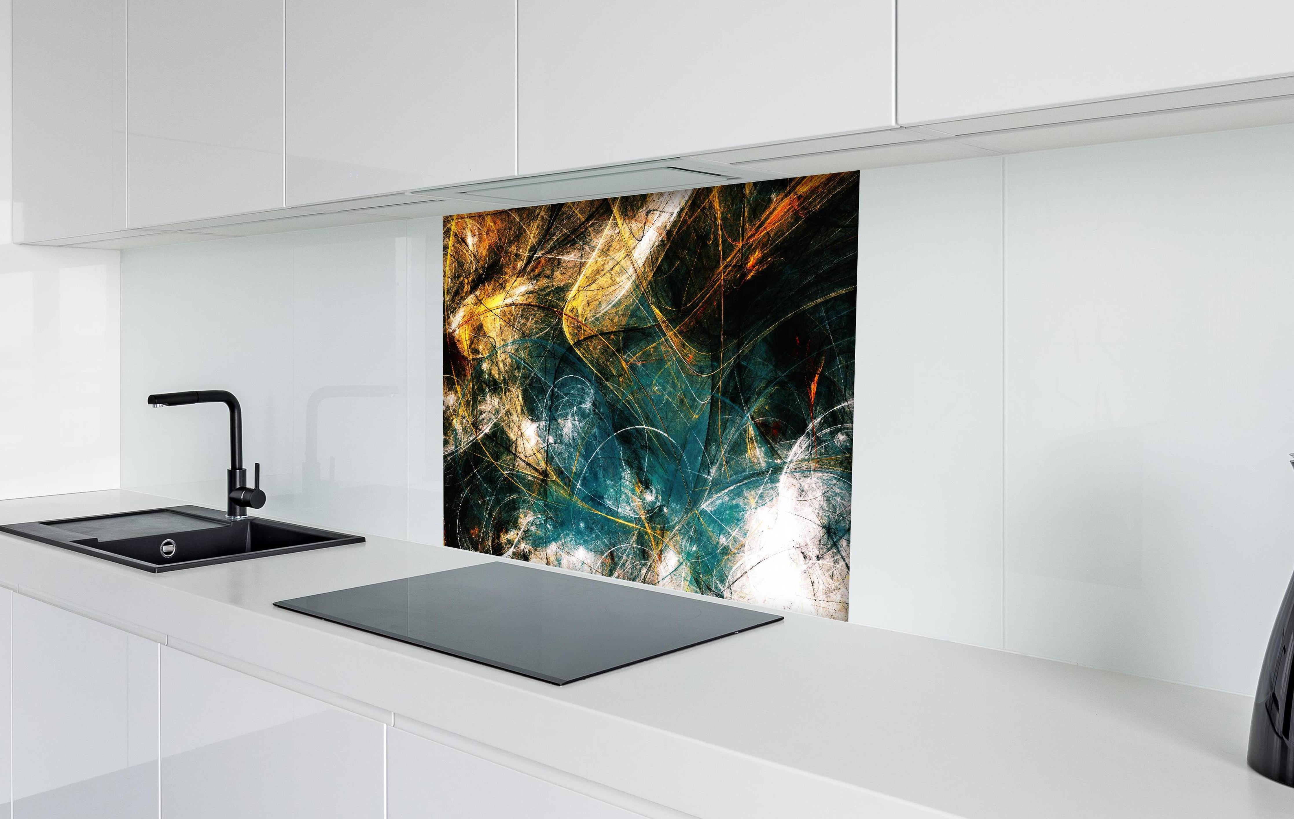 Spritzschutz - Chaotische 3D- Illustration hinter einem Cerankochfeld zwischen Holz-Kochutensilien
