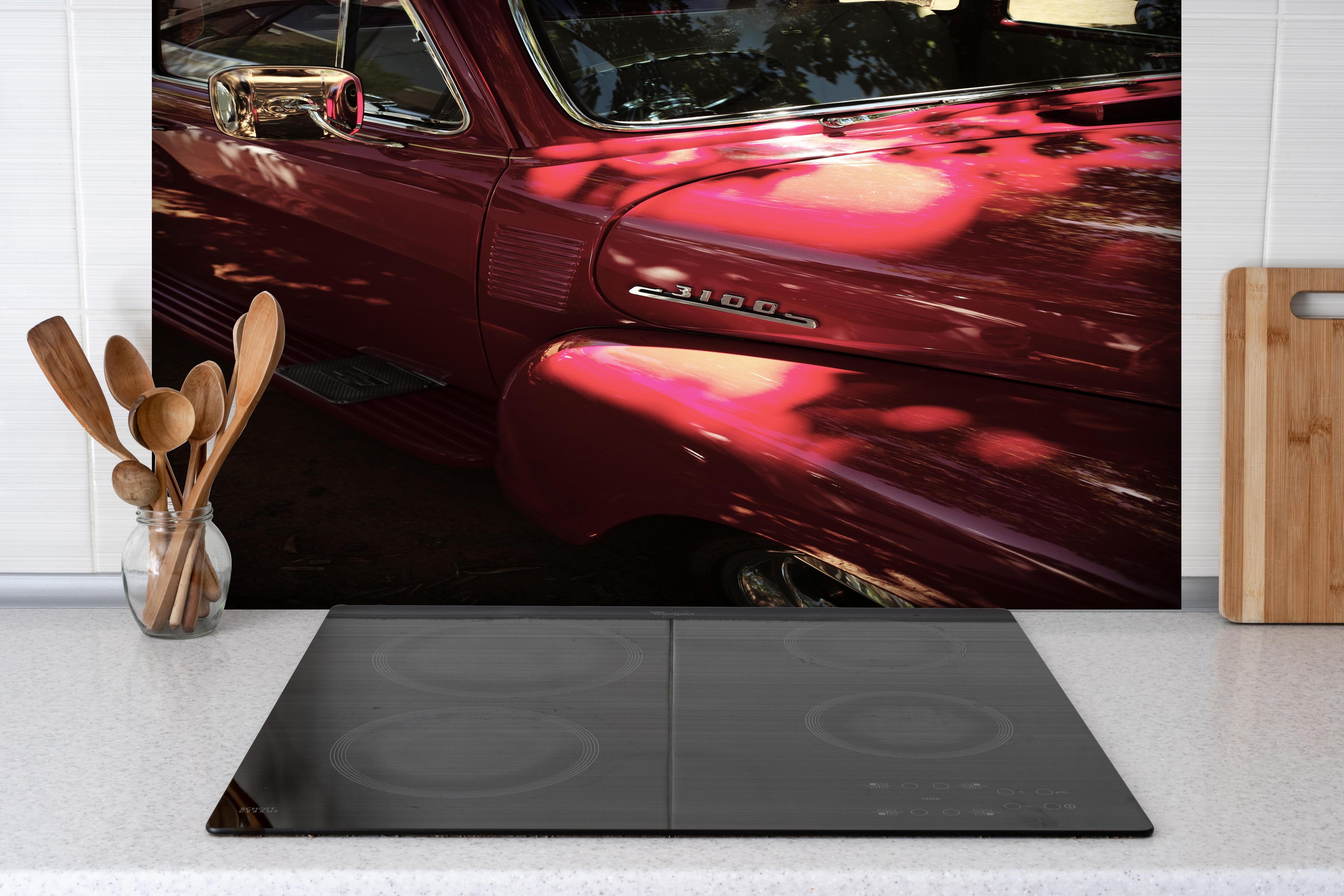 Spritzschutz - Chevrolet Nahaufnahme 2 hinter einem Cerankochfeld zwischen Holz-Kochutensilien

