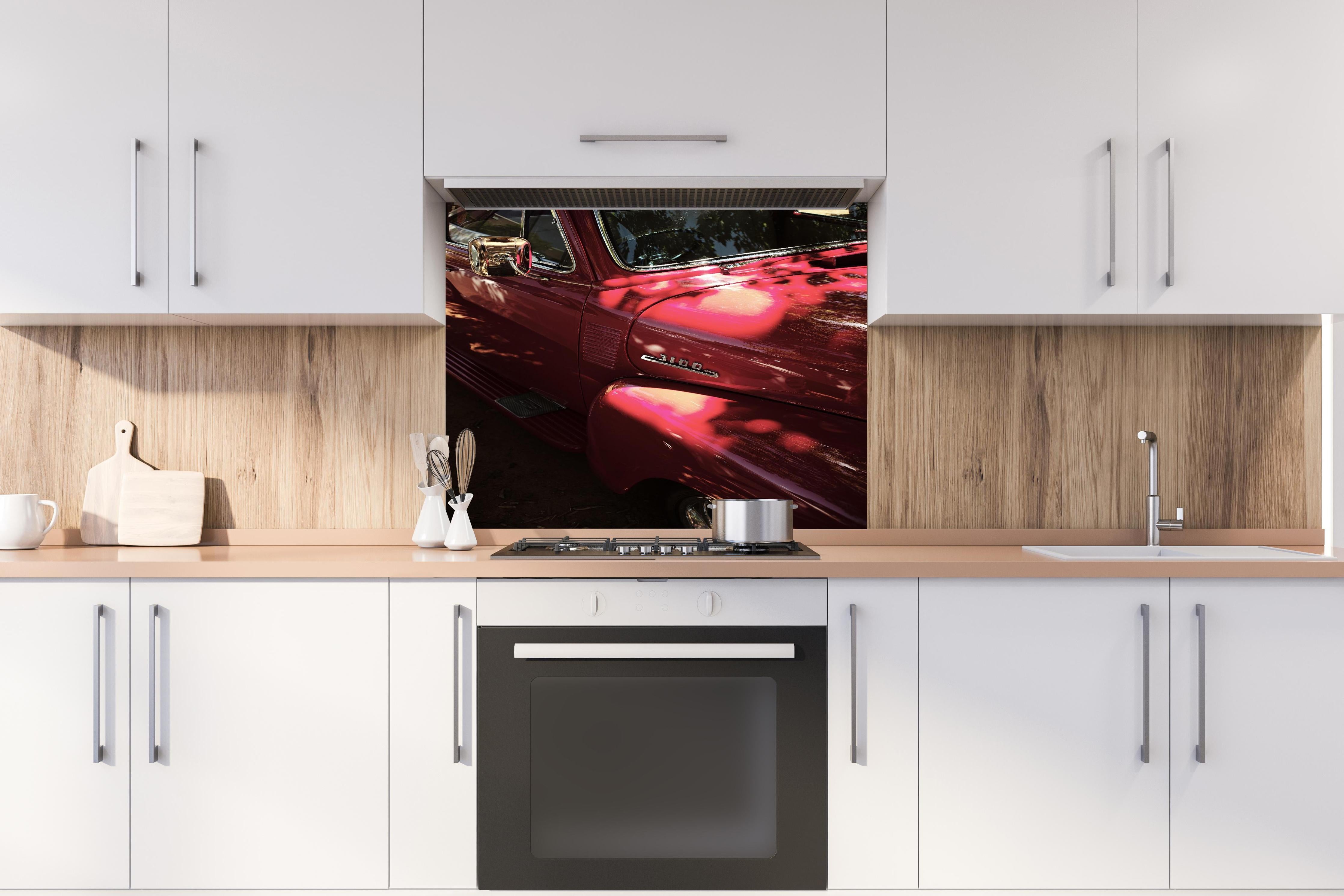 Spritzschutz - Chevrolet Nahaufnahme 2 hinter einem Cerankochfeld zwischen Holz-Kochutensilien
