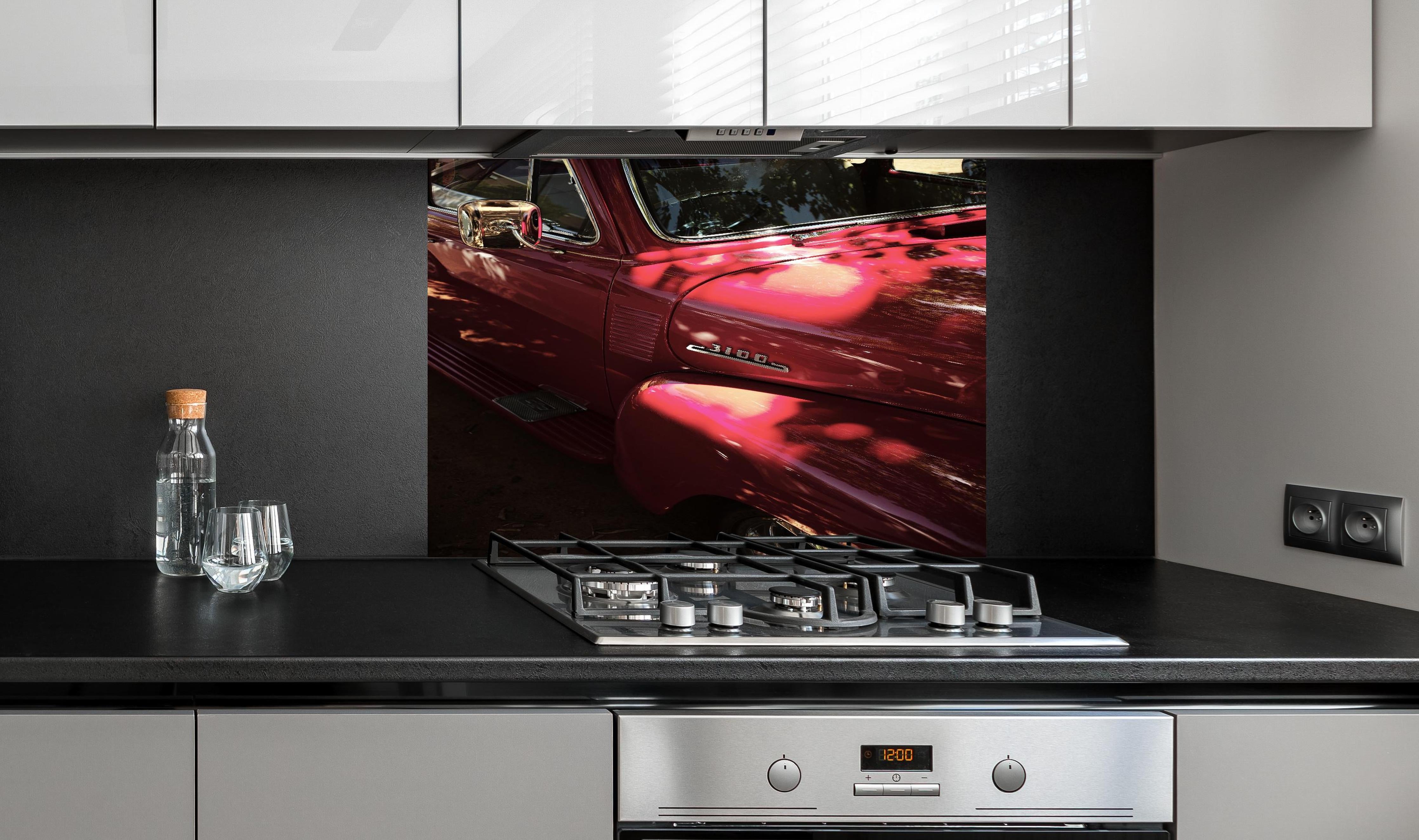 Spritzschutz - Chevrolet Nahaufnahme 2 hinter einem Cerankochfeld zwischen Holz-Kochutensilien
