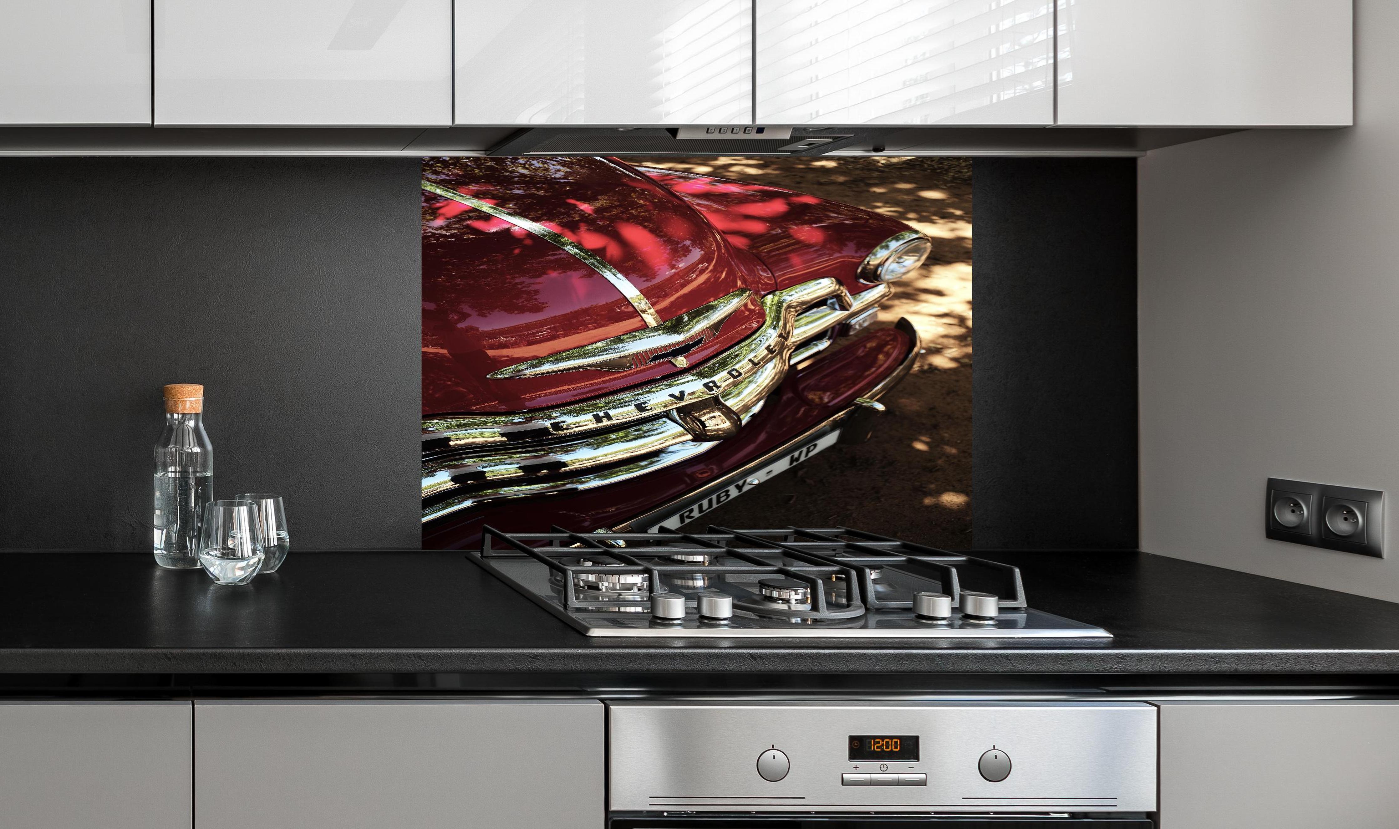 Spritzschutz - Chevrolet Nahaufnahme 3 hinter einem Cerankochfeld zwischen Holz-Kochutensilien
