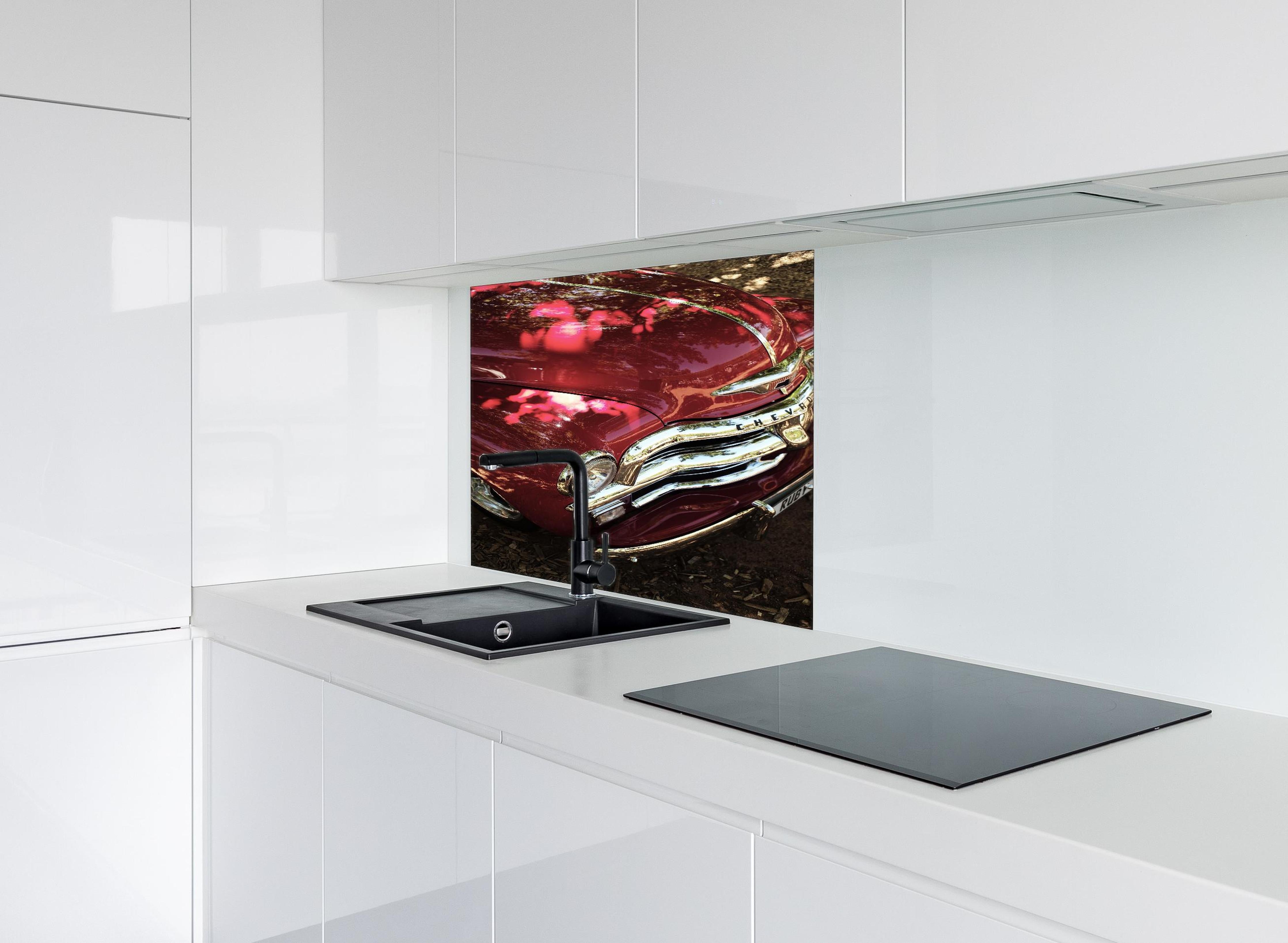Spritzschutz - Chevrolet Nahaufnahme hinter einem Cerankochfeld zwischen Holz-Kochutensilien
