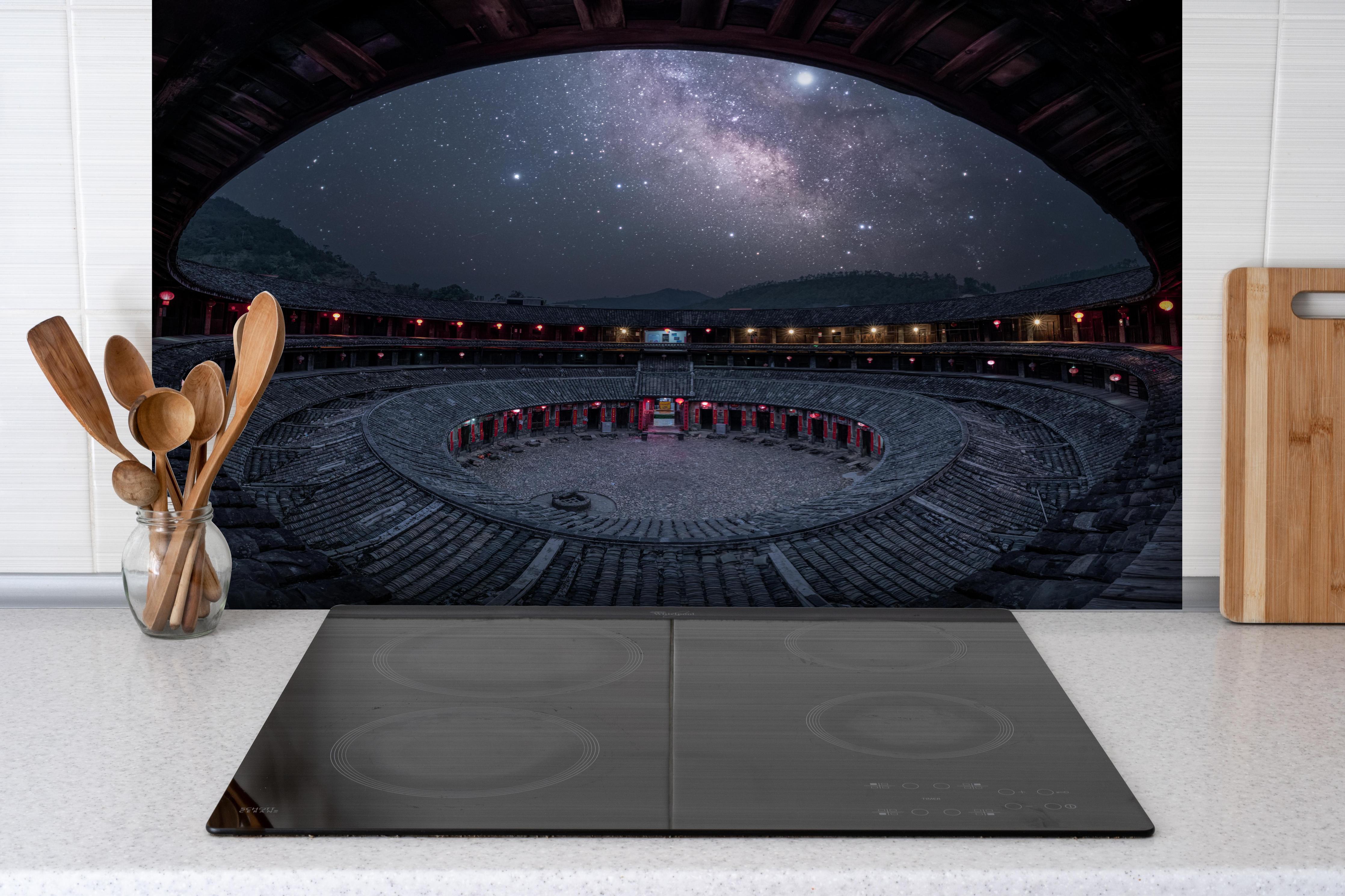 Spritzschutz - Chinese houses like calyx hinter einem Cerankochfeld zwischen Holz-Kochutensilien
