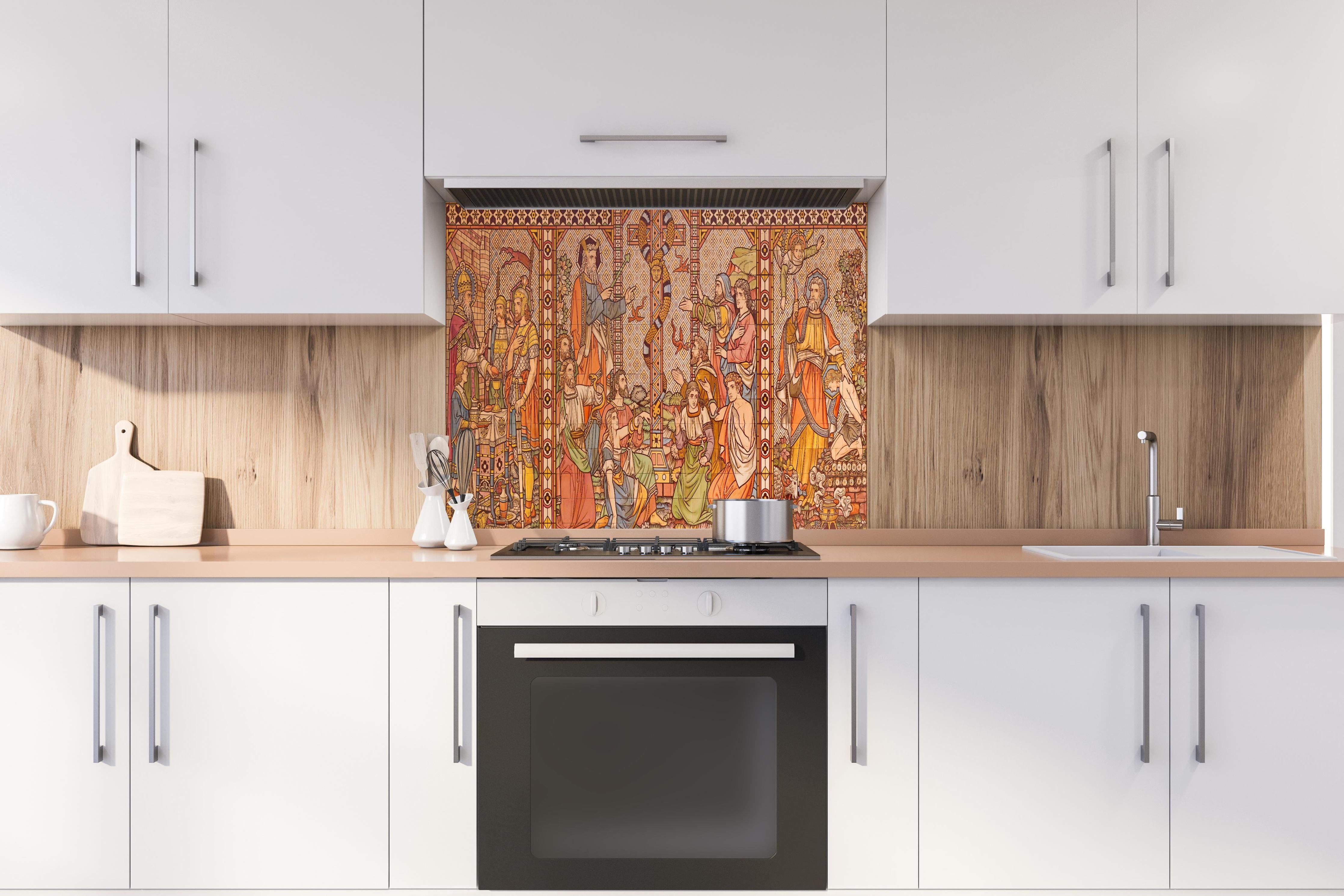 Spritzschutz - Christliches Kachelmosaik - Altes Testament hinter einem Cerankochfeld zwischen Holz-Kochutensilien
