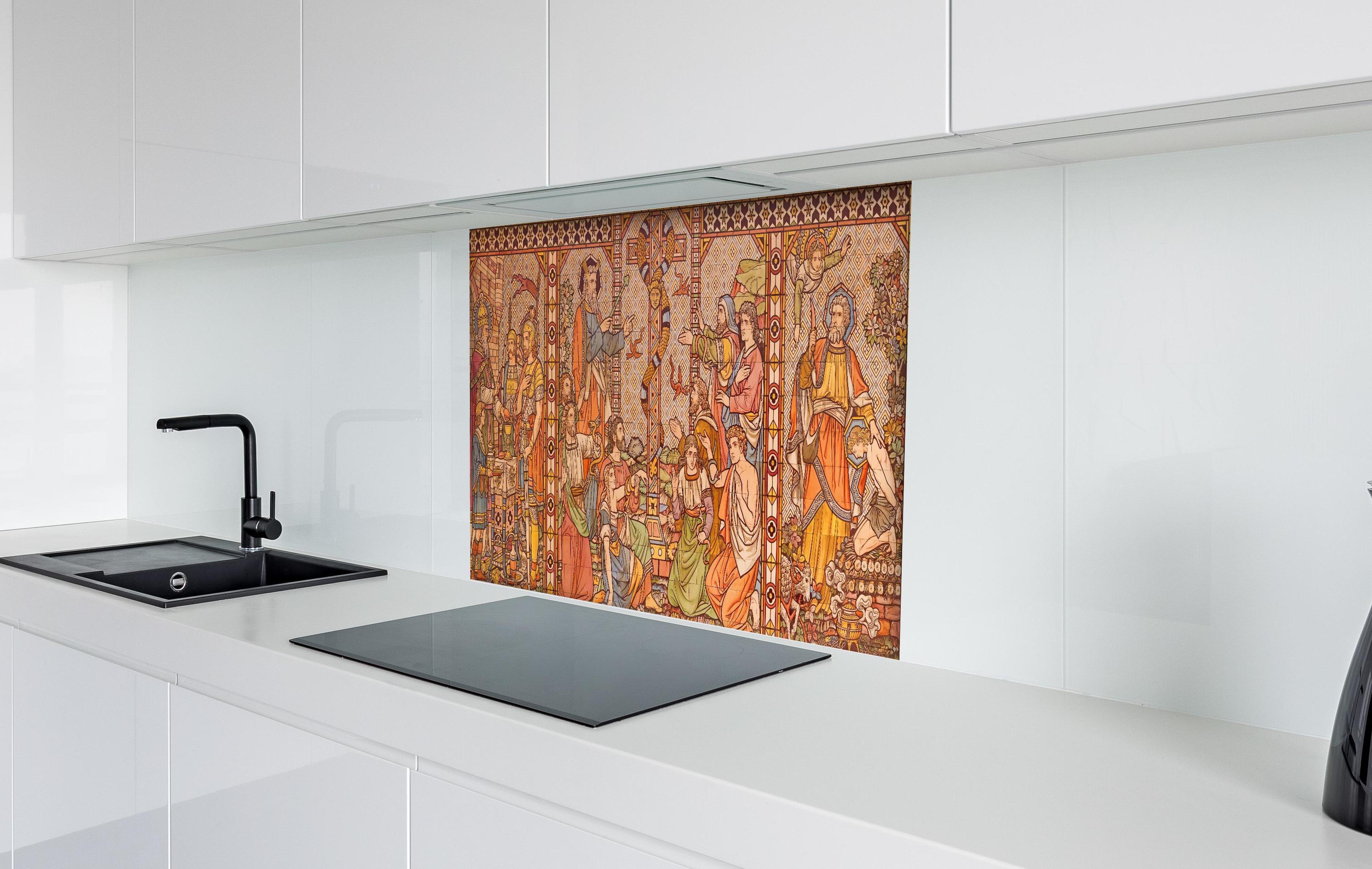 Spritzschutz - Christliches Kachelmosaik - Altes Testament hinter einem Cerankochfeld zwischen Holz-Kochutensilien
