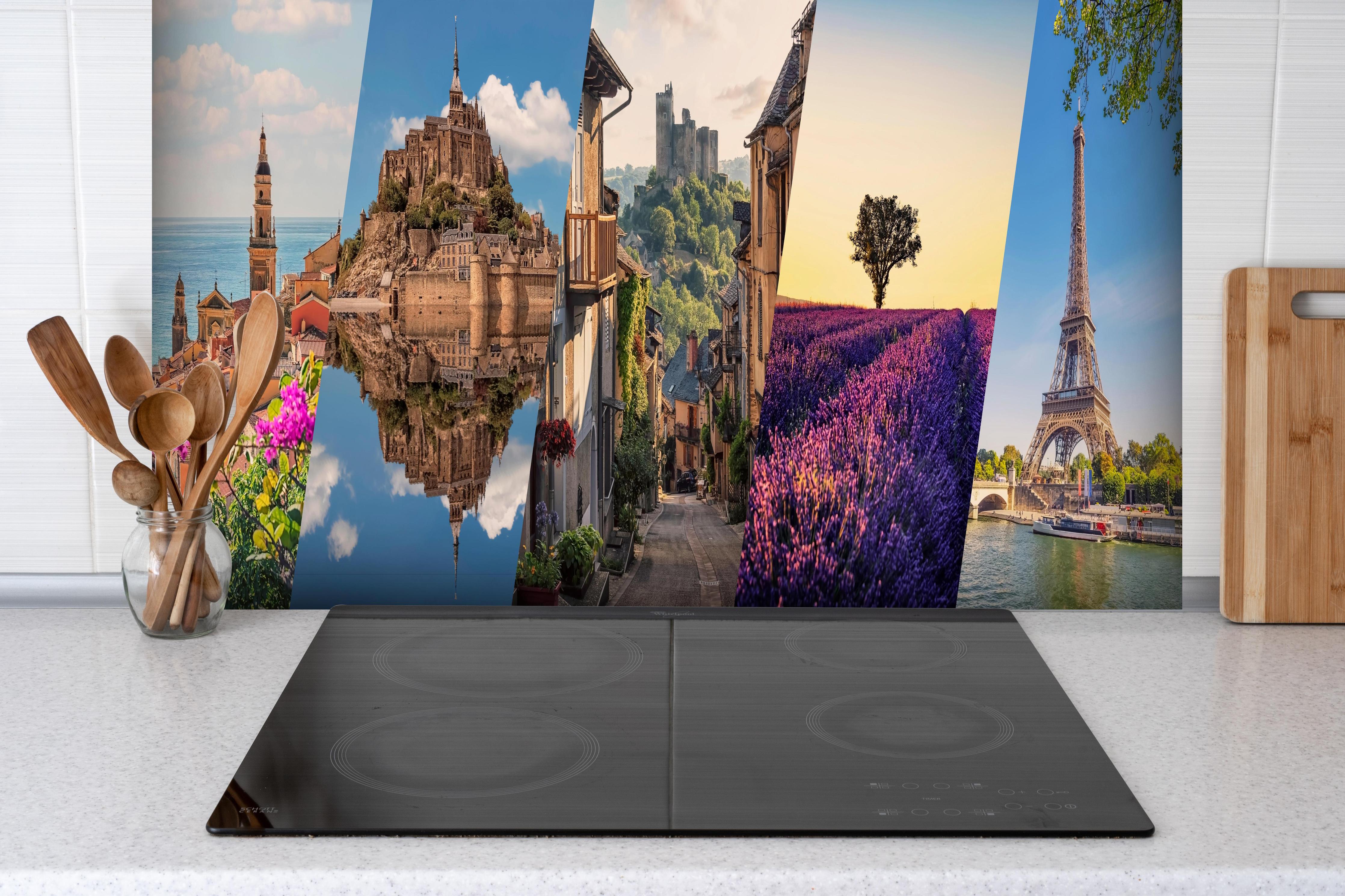 Spritzschutz - Collage von Sehenswürdigkeiten hinter einem Cerankochfeld zwischen Holz-Kochutensilien
