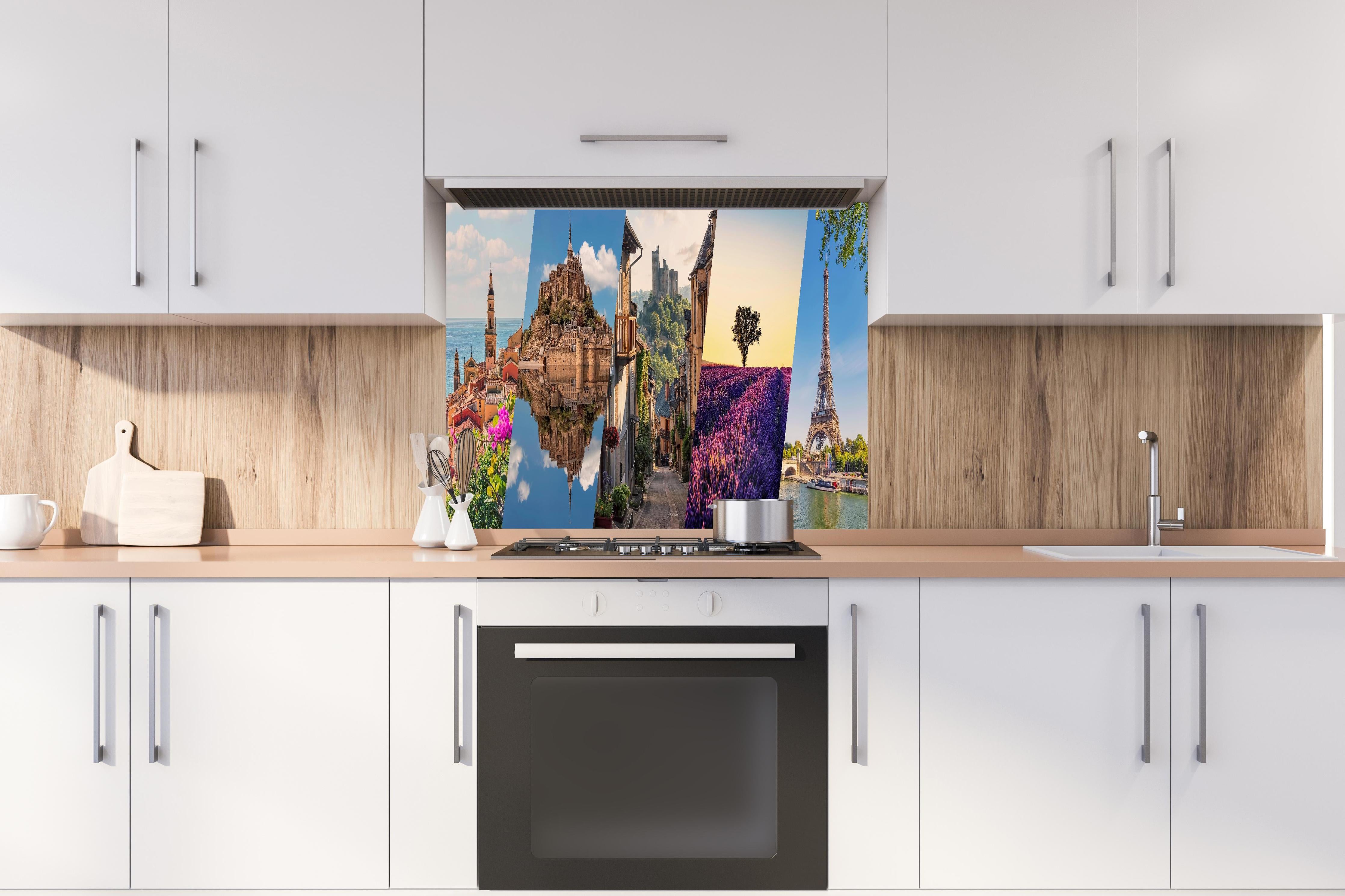 Spritzschutz - Collage von Sehenswürdigkeiten hinter einem Cerankochfeld zwischen Holz-Kochutensilien
