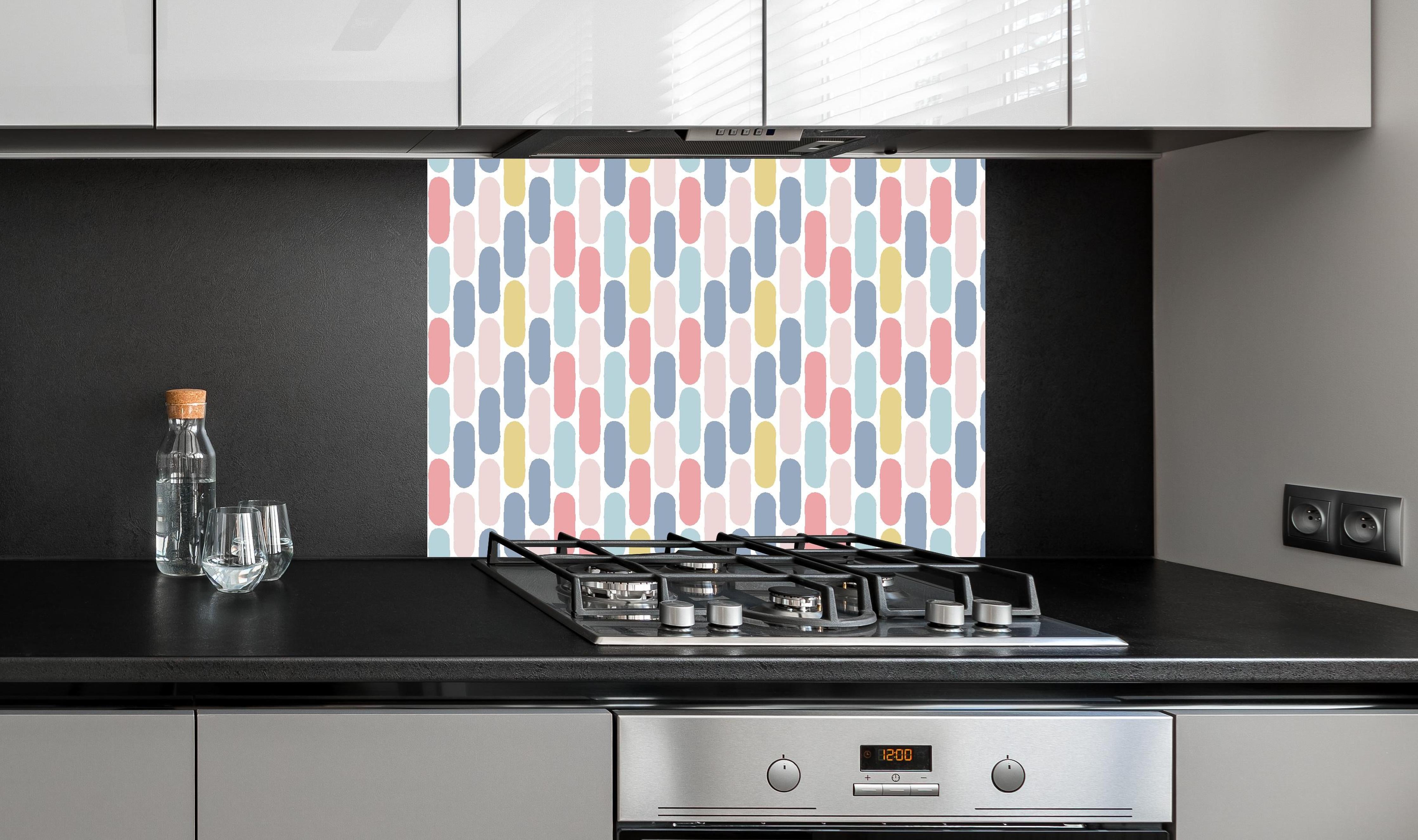 Spritzschutz - Colorful Nordic Abstract Muster Tapete hinter einem Cerankochfeld zwischen Holz-Kochutensilien
