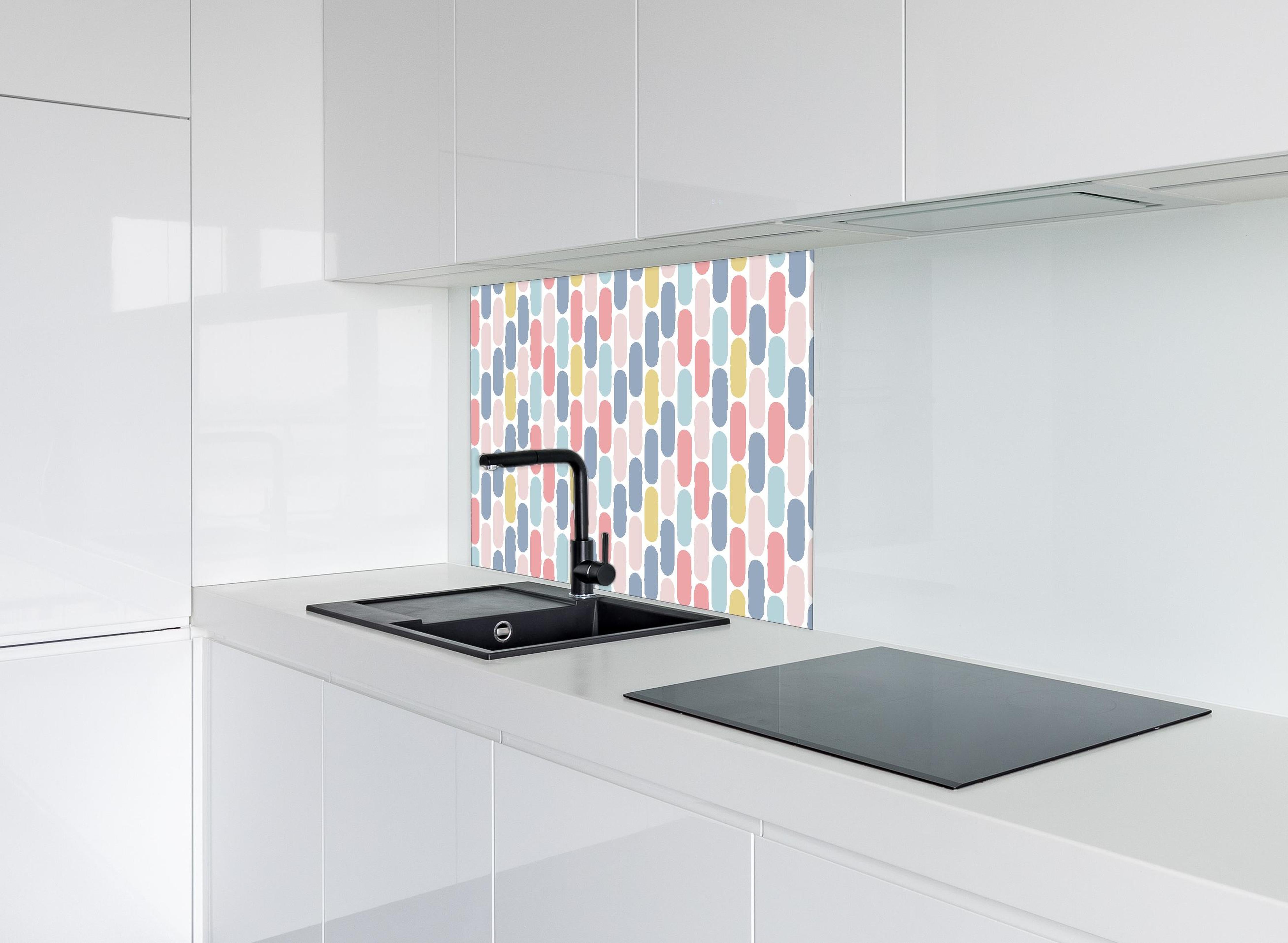 Spritzschutz - Colorful Nordic Abstract Muster Tapete hinter einem Cerankochfeld zwischen Holz-Kochutensilien
