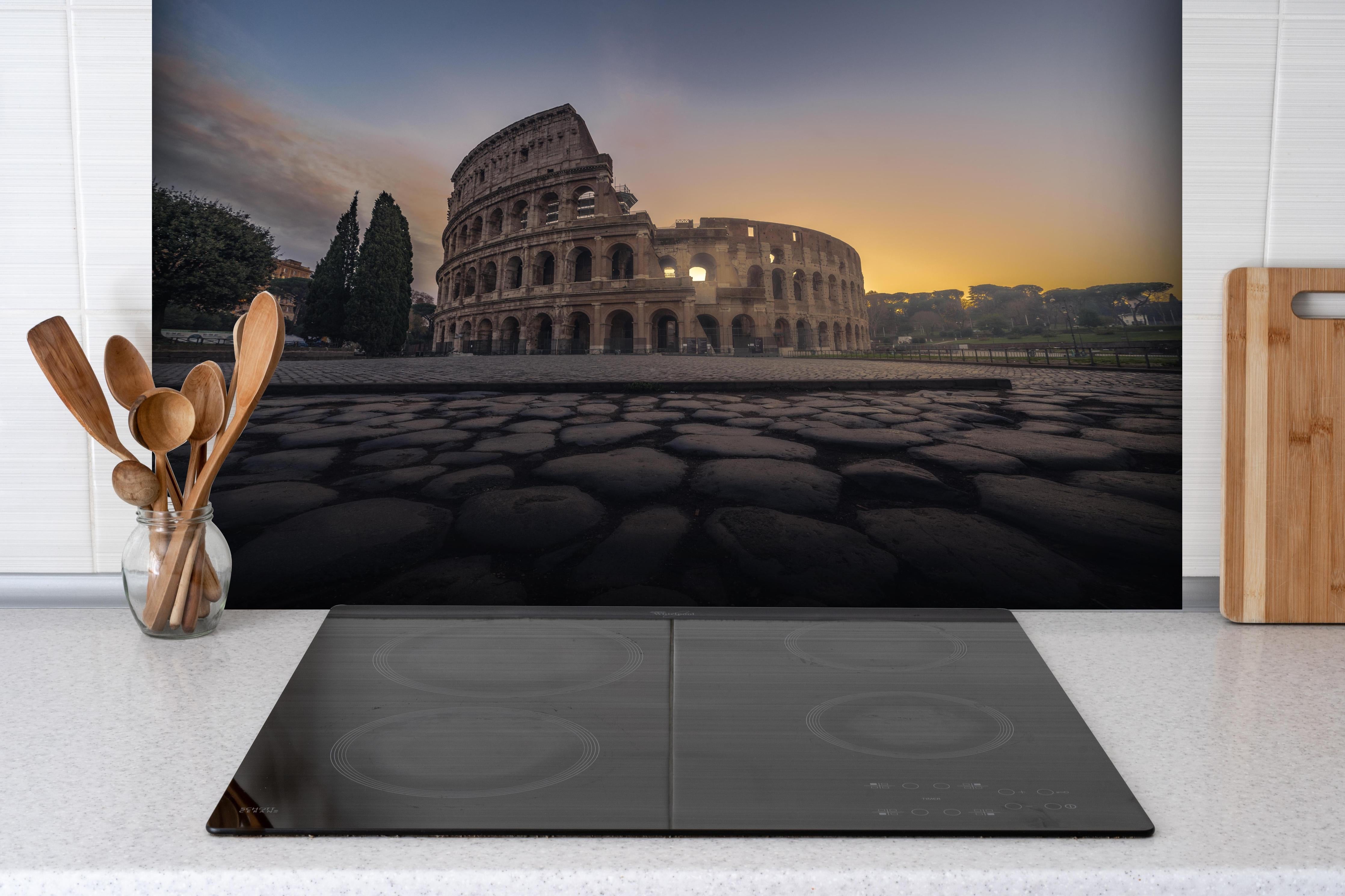 Spritzschutz - Colosseum, Rome, Italy hinter einem Cerankochfeld zwischen Holz-Kochutensilien
