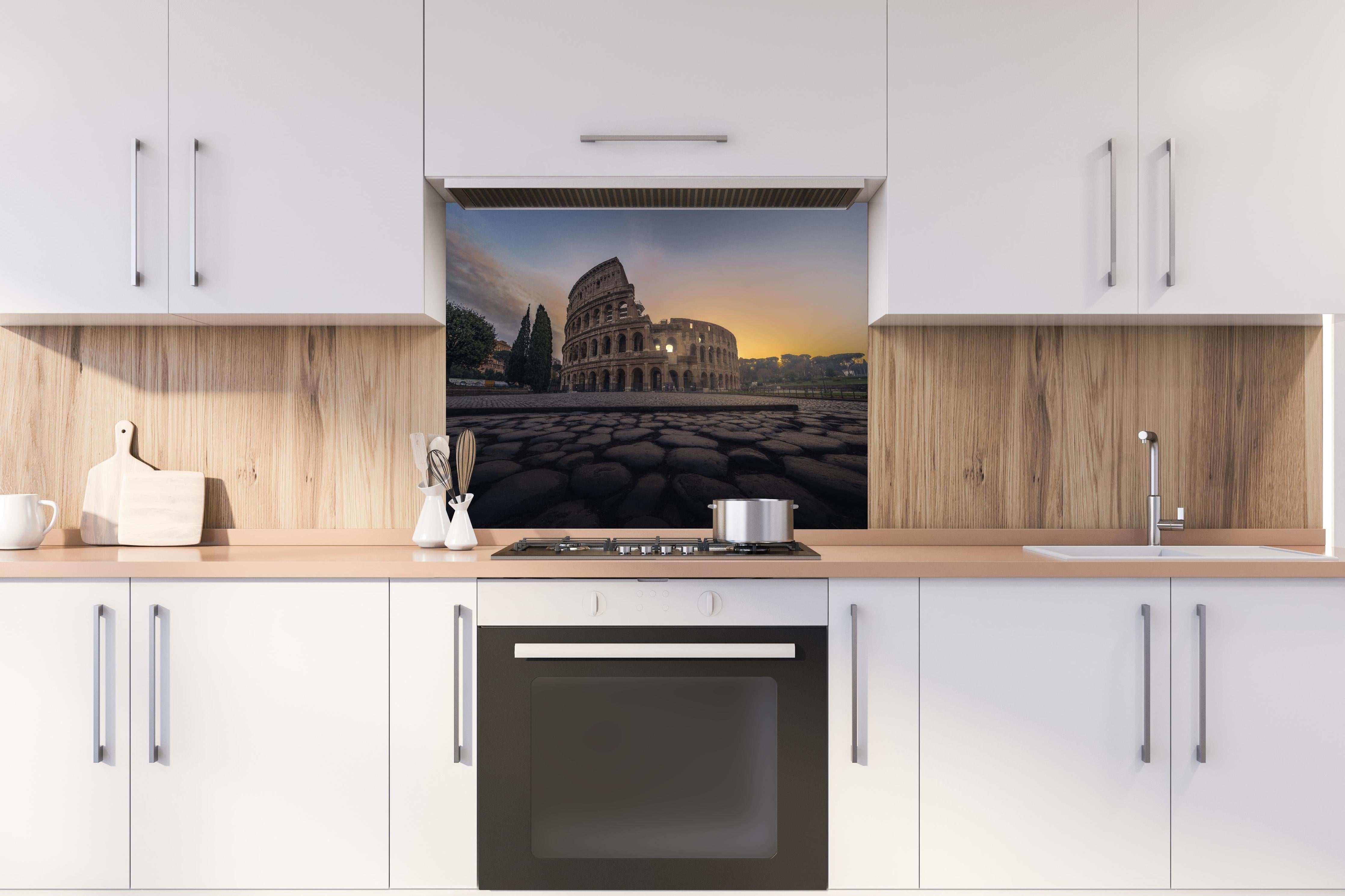 Spritzschutz - Colosseum, Rome, Italy hinter einem Cerankochfeld zwischen Holz-Kochutensilien
