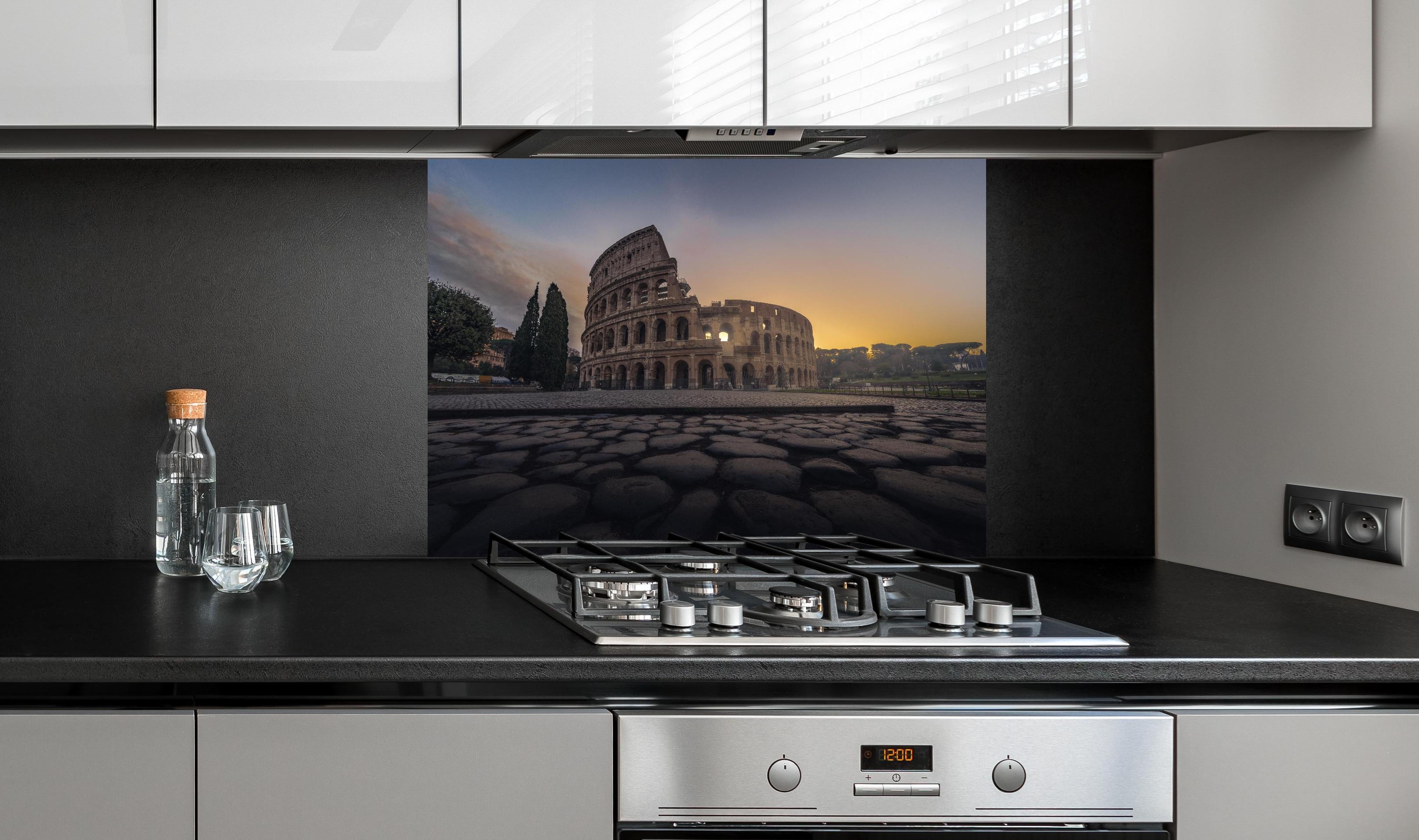 Spritzschutz - Colosseum, Rome, Italy hinter einem Cerankochfeld zwischen Holz-Kochutensilien
