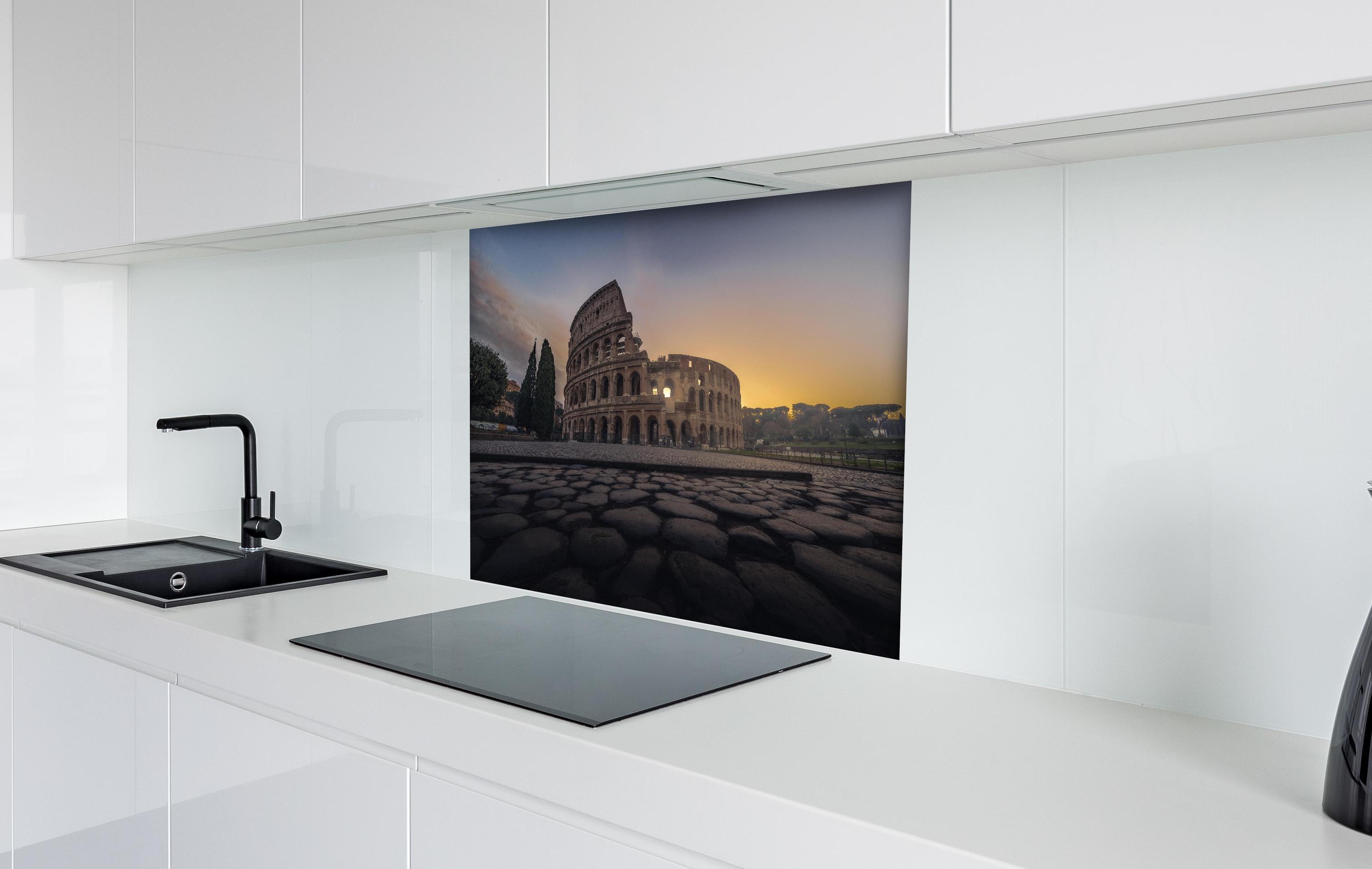 Spritzschutz - Colosseum, Rome, Italy hinter einem Cerankochfeld zwischen Holz-Kochutensilien
