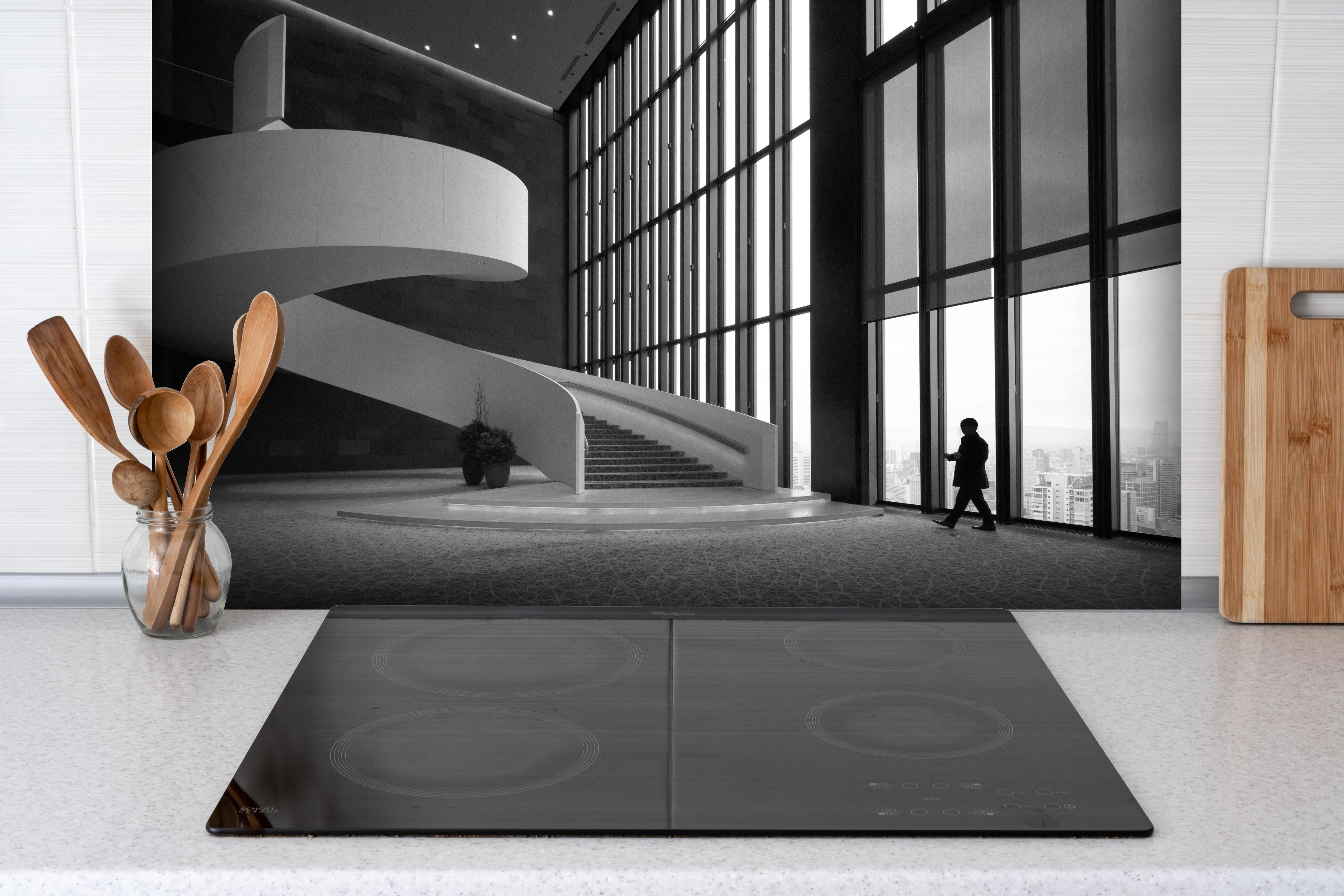 Spritzschutz - Conrad Osaka hinter einem Cerankochfeld zwischen Holz-Kochutensilien
