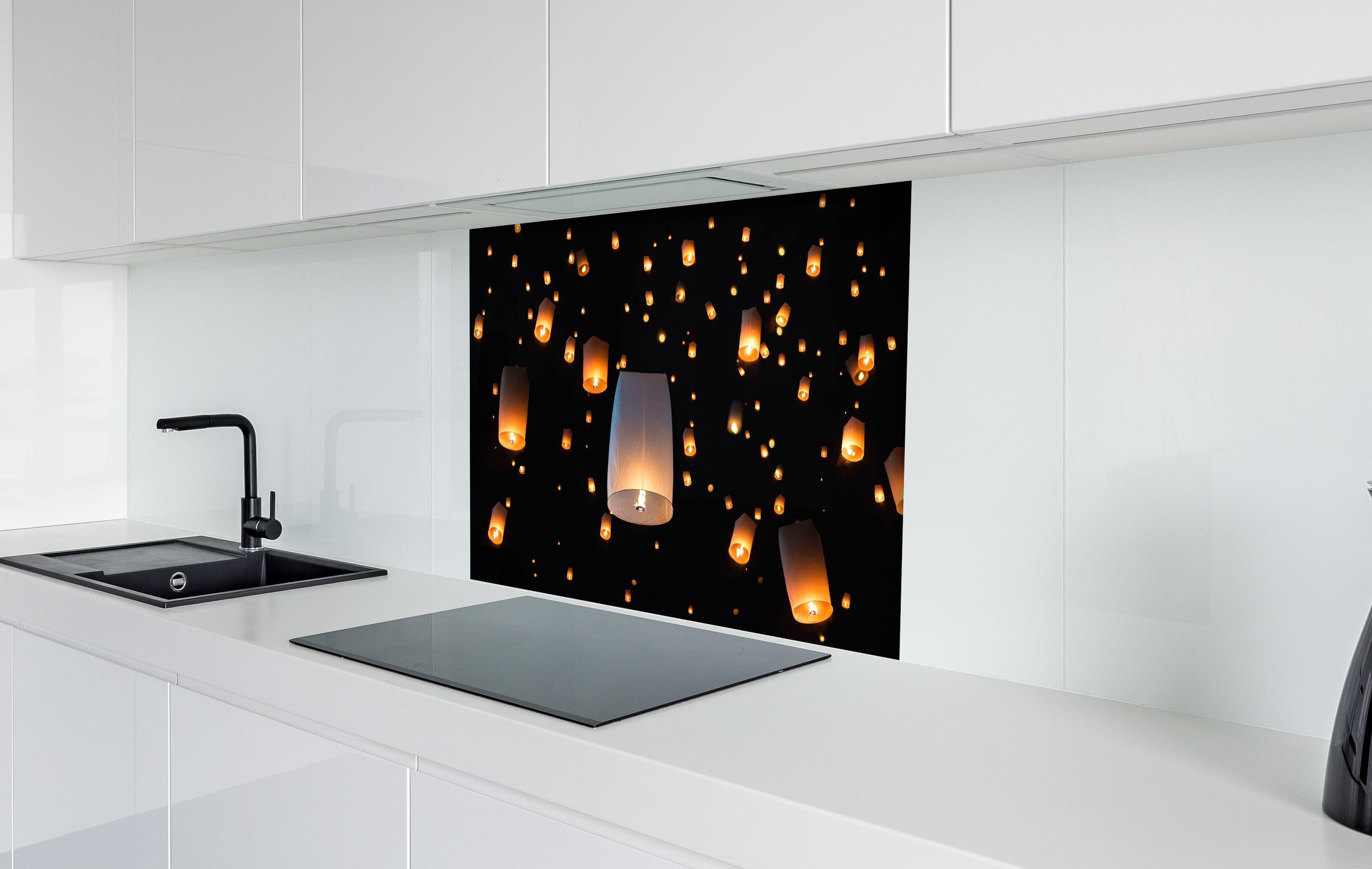 Spritzschutz - Das Unfounded Festival und Loy Krathong hinter einem Cerankochfeld zwischen Holz-Kochutensilien
