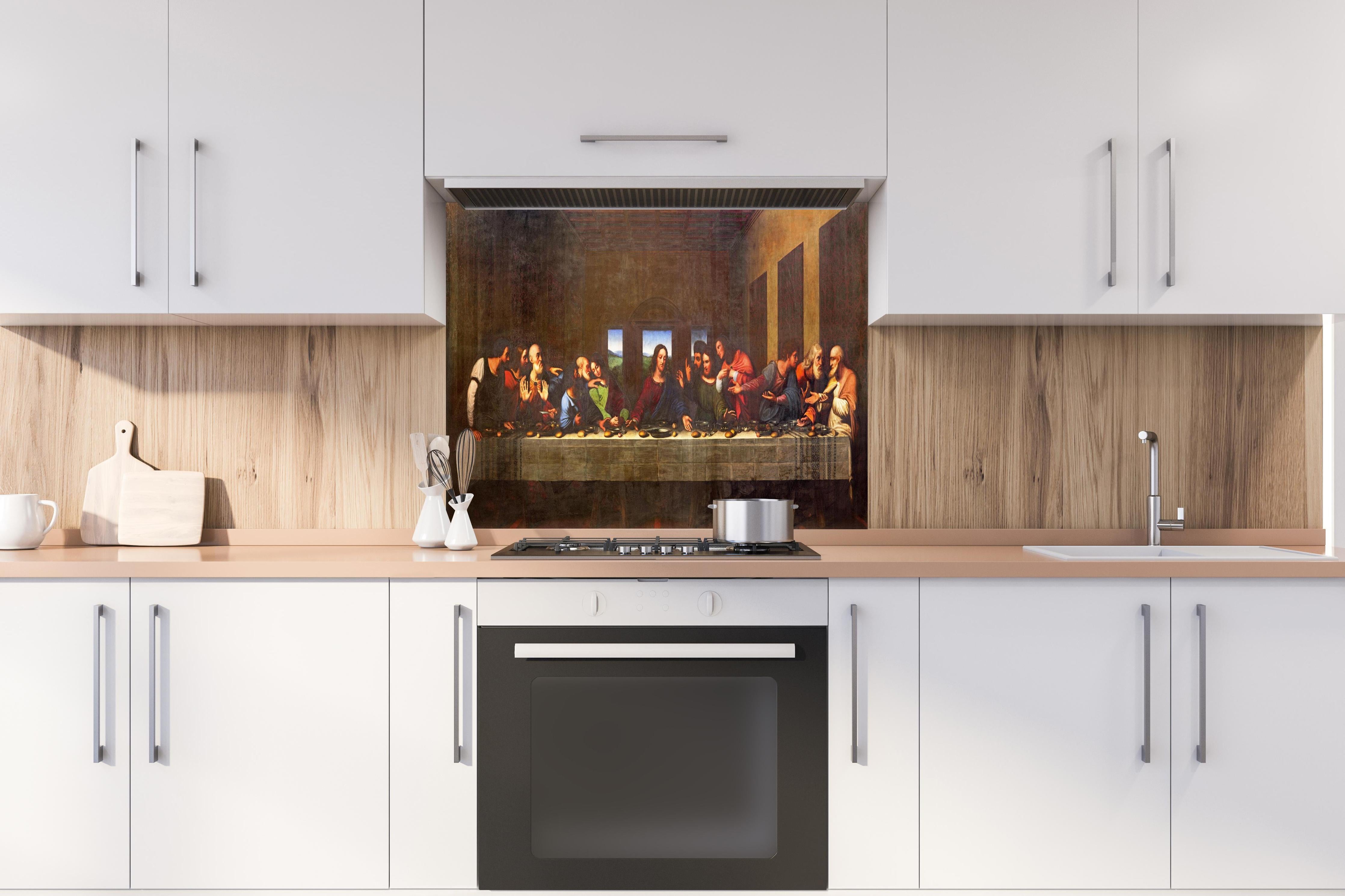 Spritzschutz - Das letzte Abendmahl hinter einem Cerankochfeld zwischen Holz-Kochutensilien
