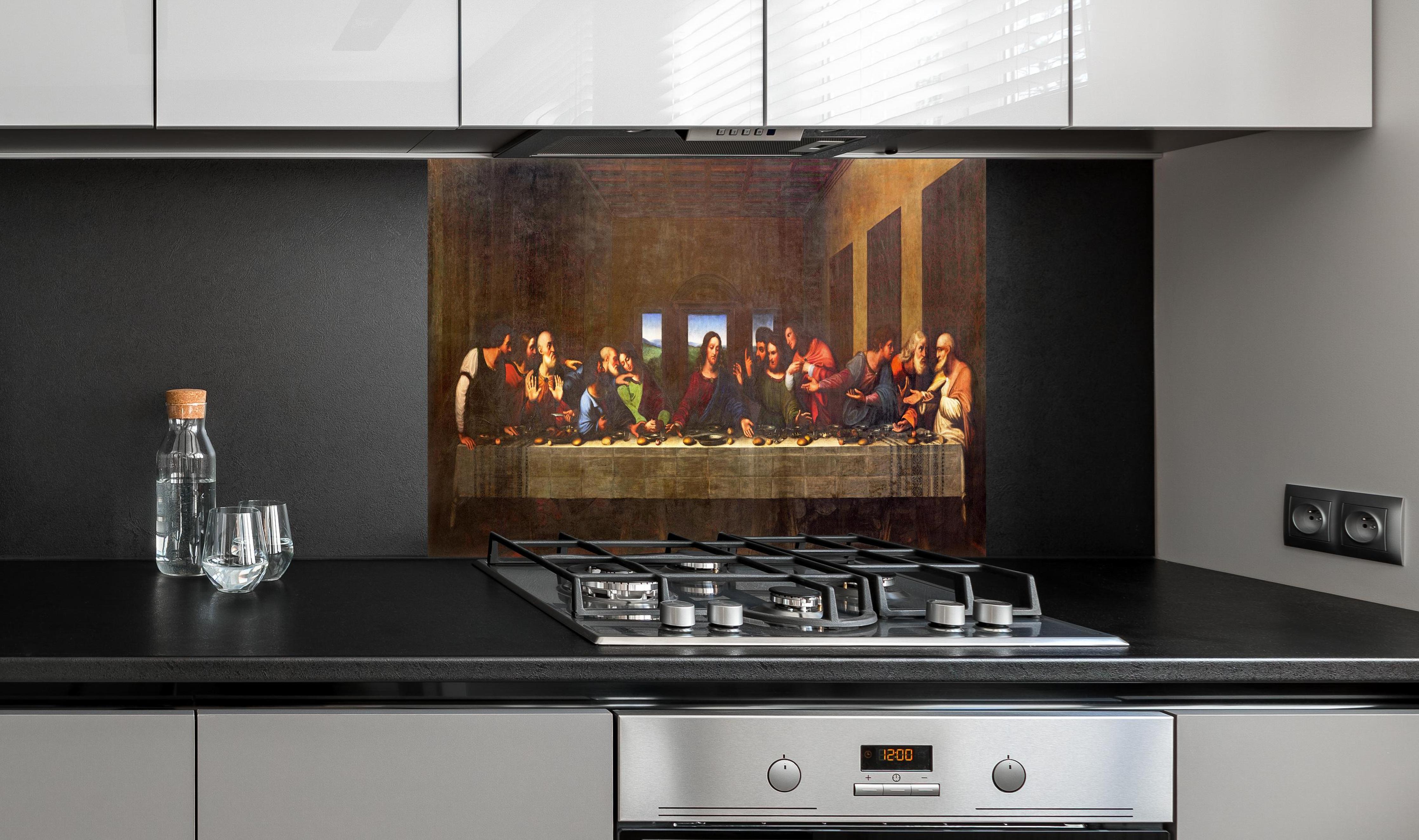 Spritzschutz - Das letzte Abendmahl hinter einem Cerankochfeld zwischen Holz-Kochutensilien
