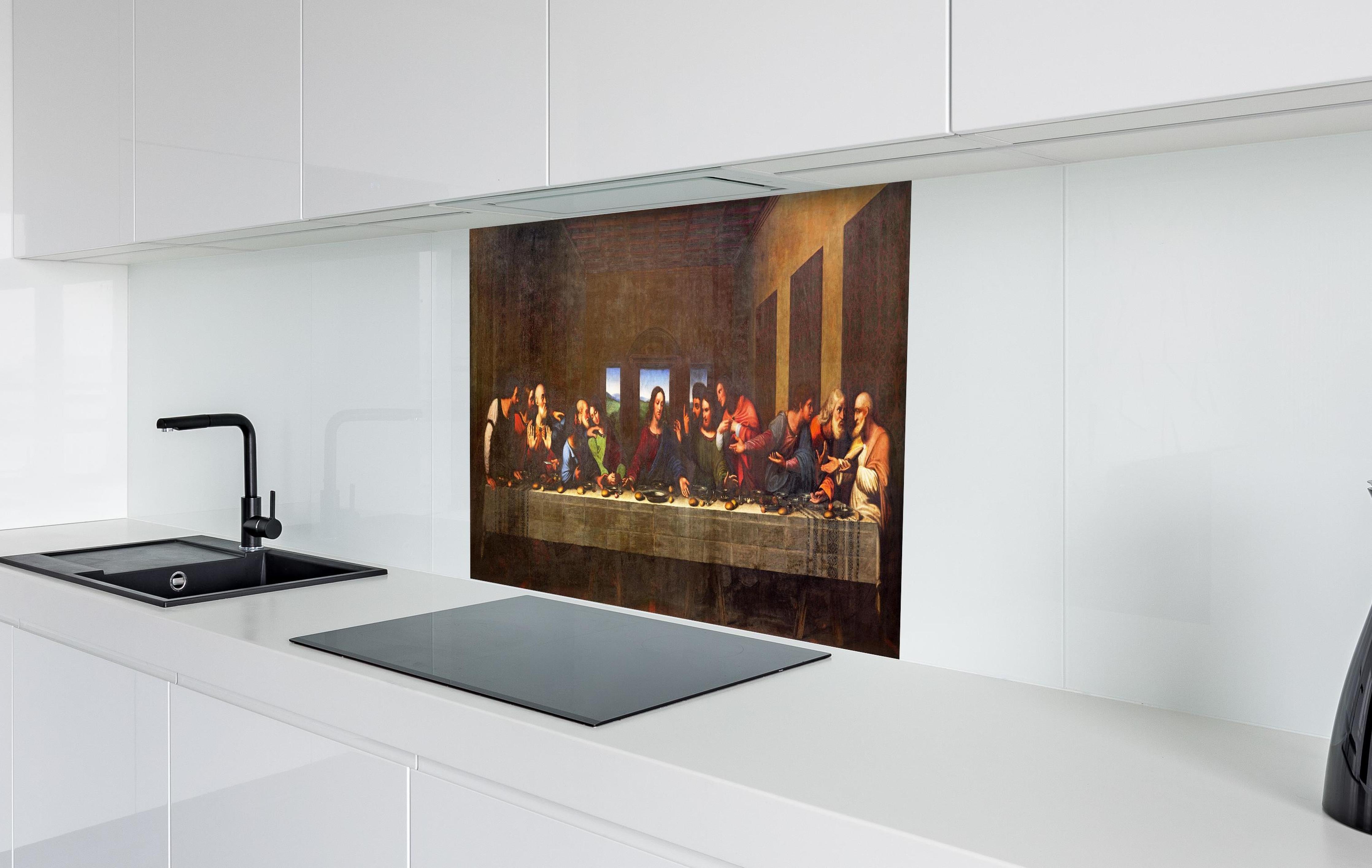 Spritzschutz - Das letzte Abendmahl hinter einem Cerankochfeld zwischen Holz-Kochutensilien
