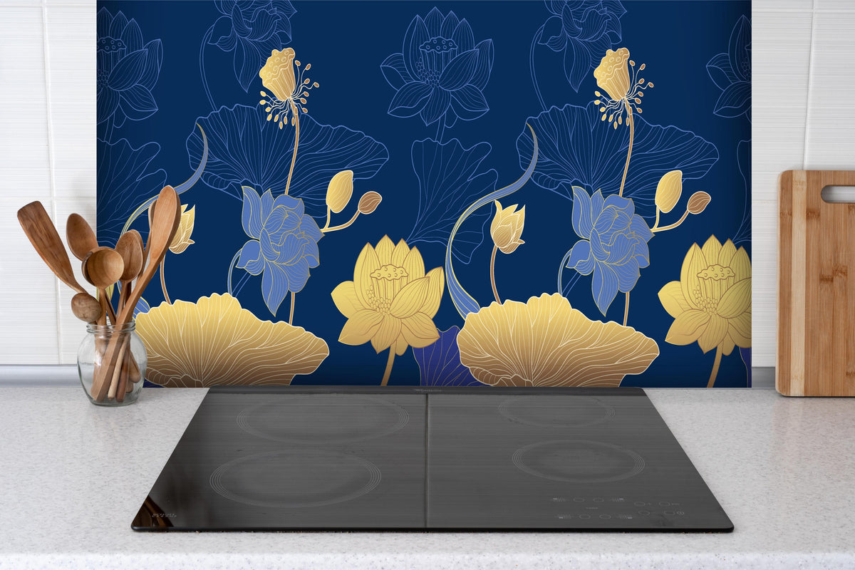 Spritzschutz - Dekorative Blumen Tapetenillustration Nachtblau hinter einem Cerankochfeld zwischen Holz-Kochutensilien
